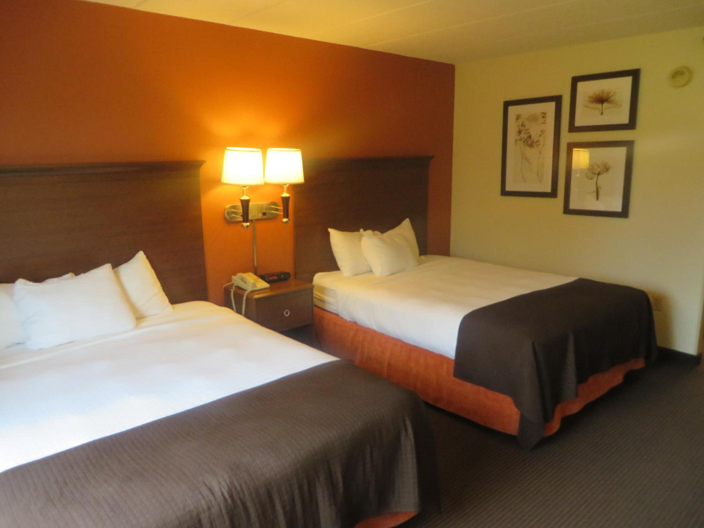 Queen Room with Two Queen Beds - Non-Smoking - Photo 6