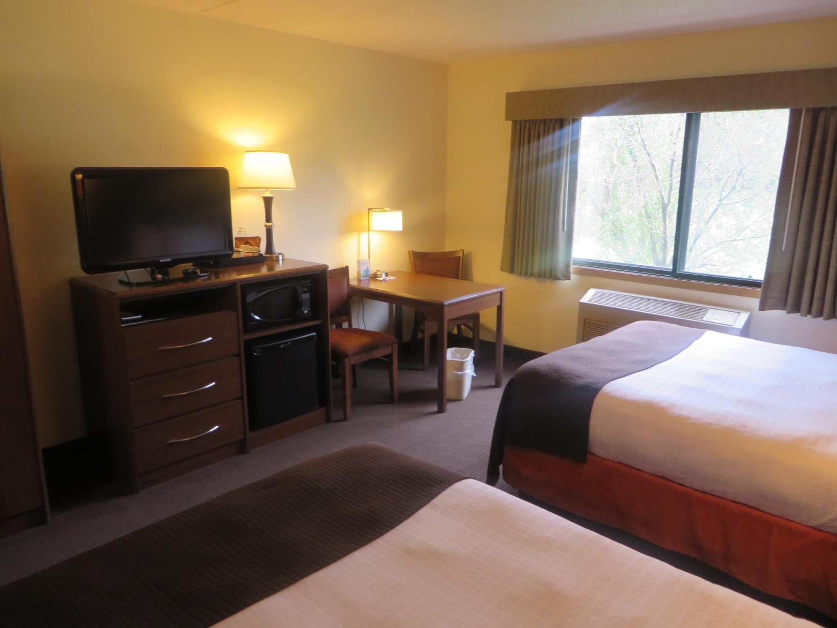 Queen Room with Two Queen Beds - Non-Smoking - Photo 11
