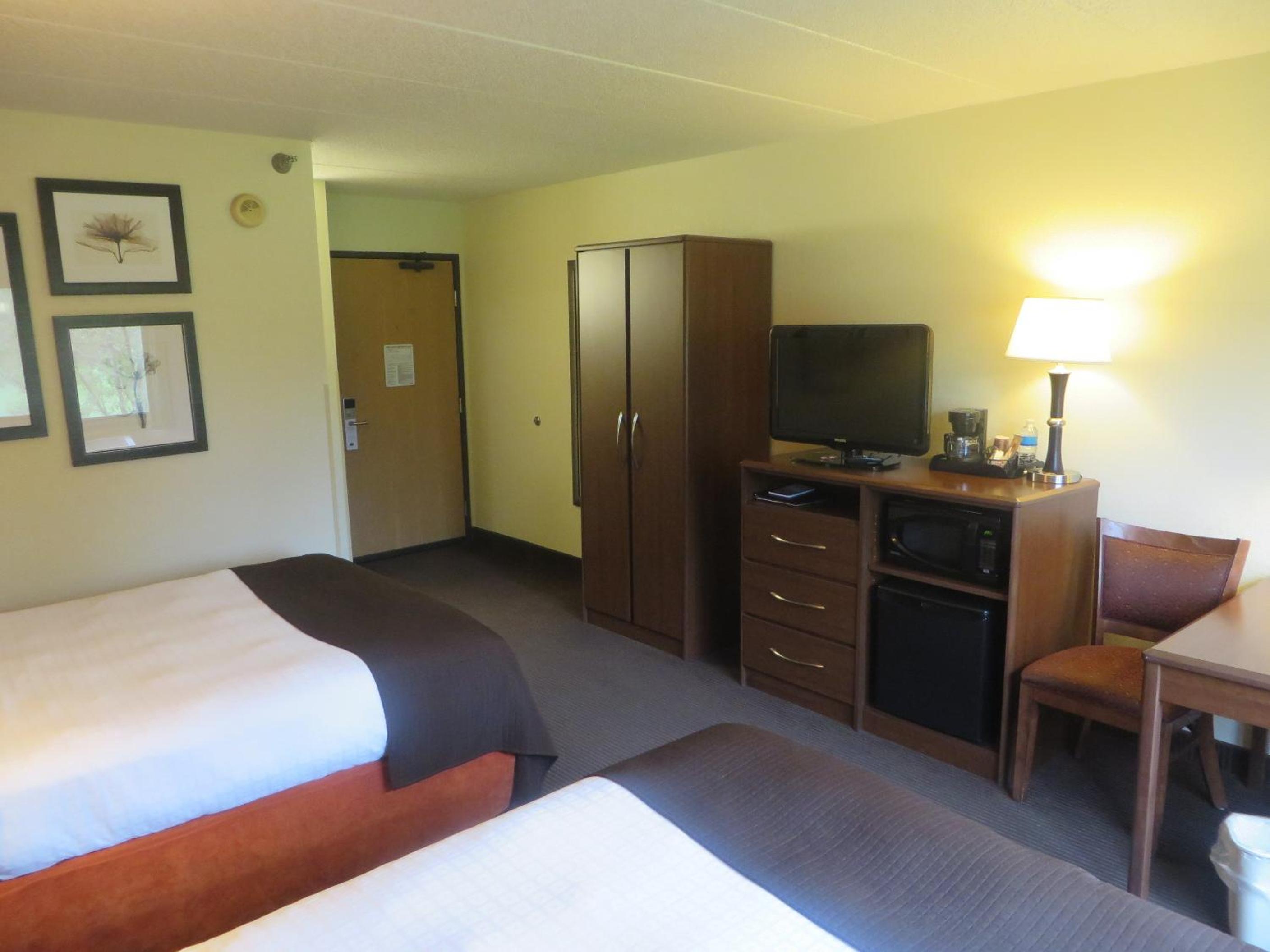 Queen Room with Two Queen Beds - Non-Smoking - Photo 10