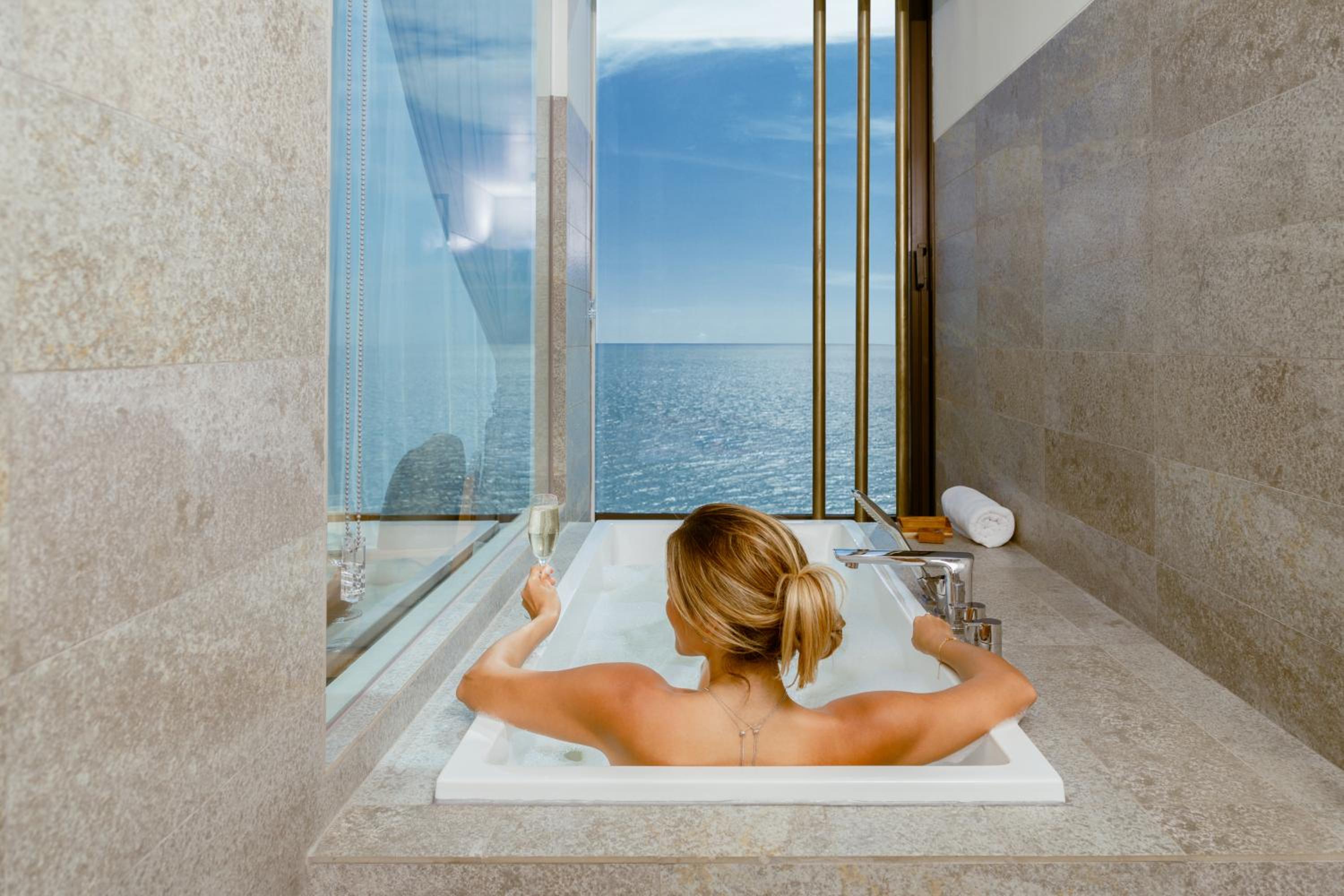 Deluxe Twin Sea View Room - Photo 4
