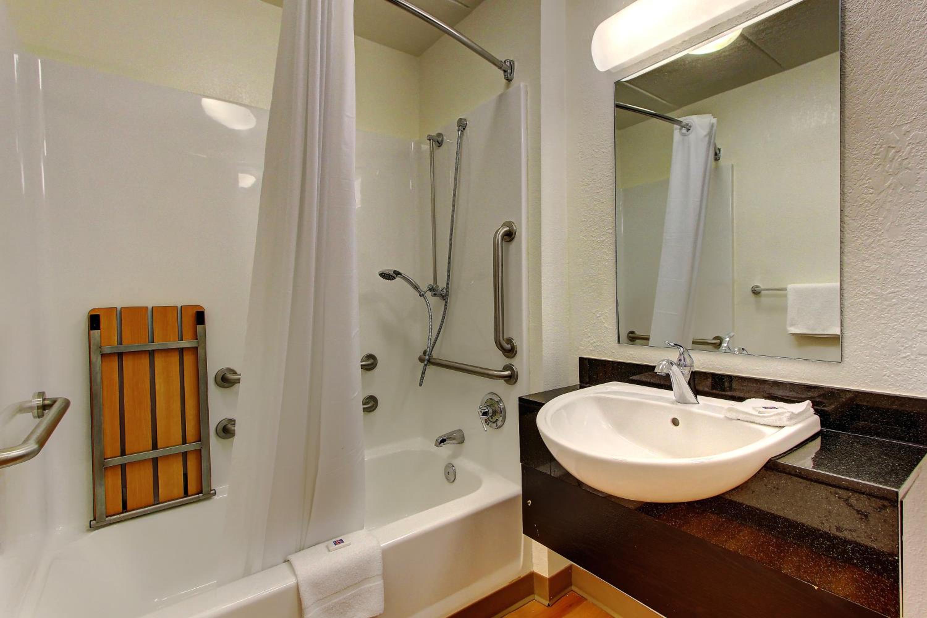 Deluxe King Room - Photo 7