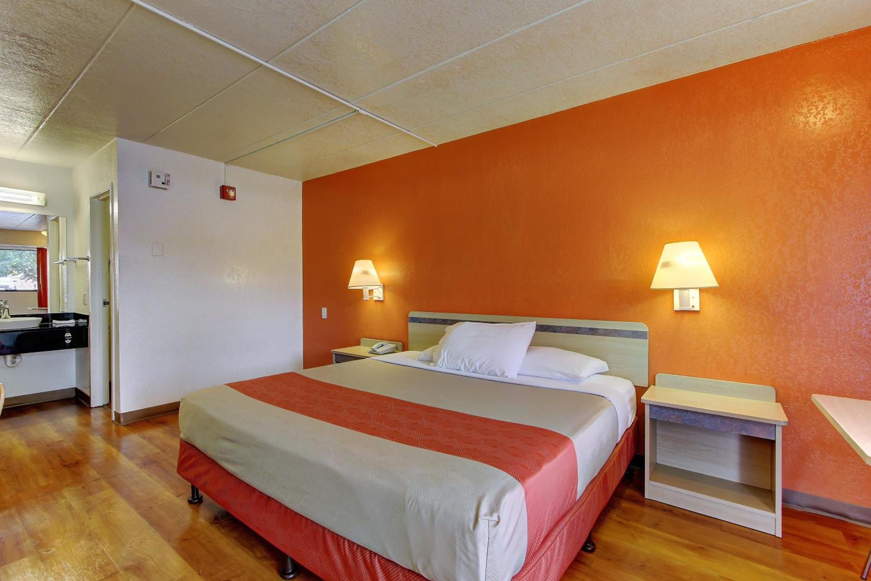 Deluxe King Room - Photo 9