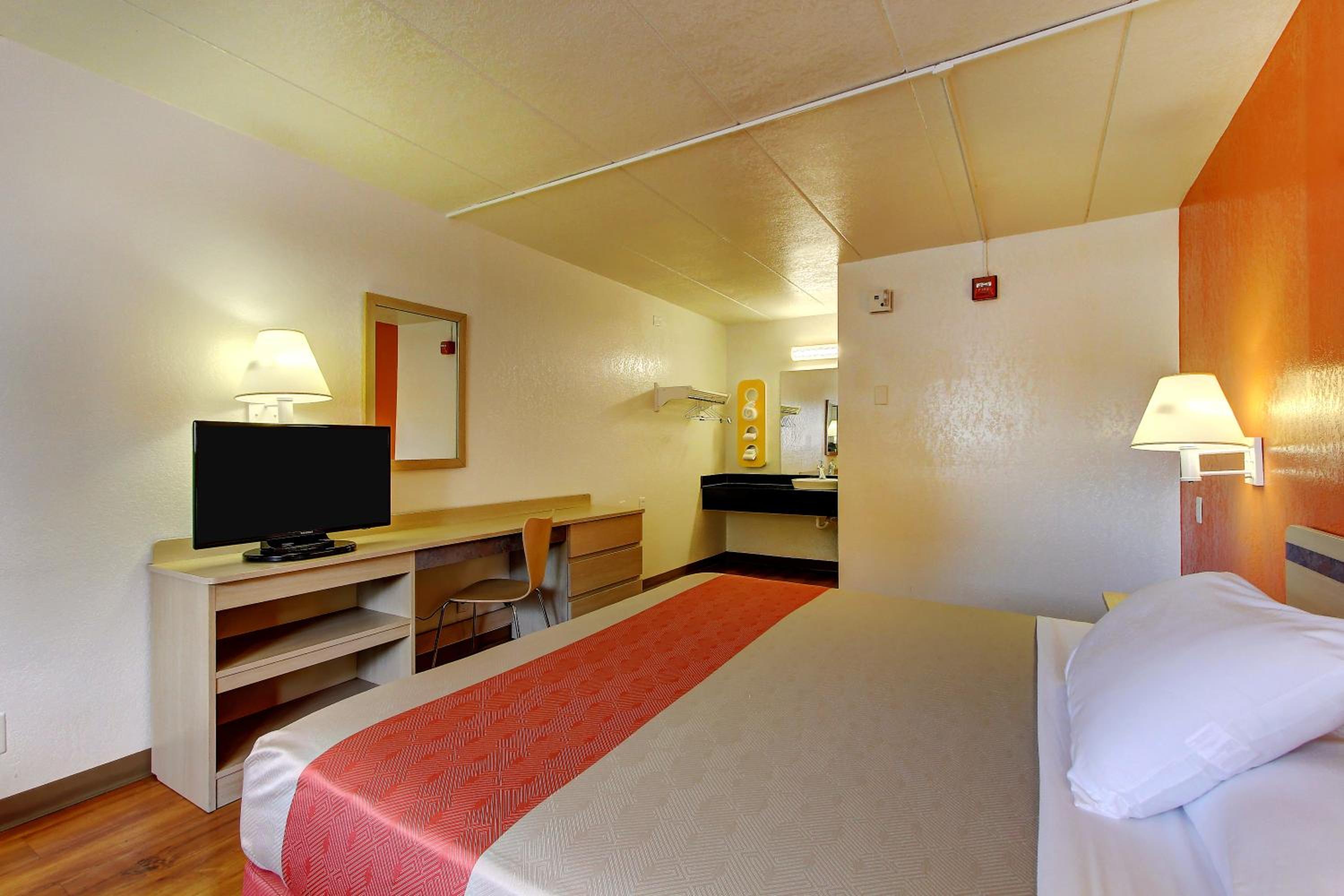 Deluxe King Room - Photo 2