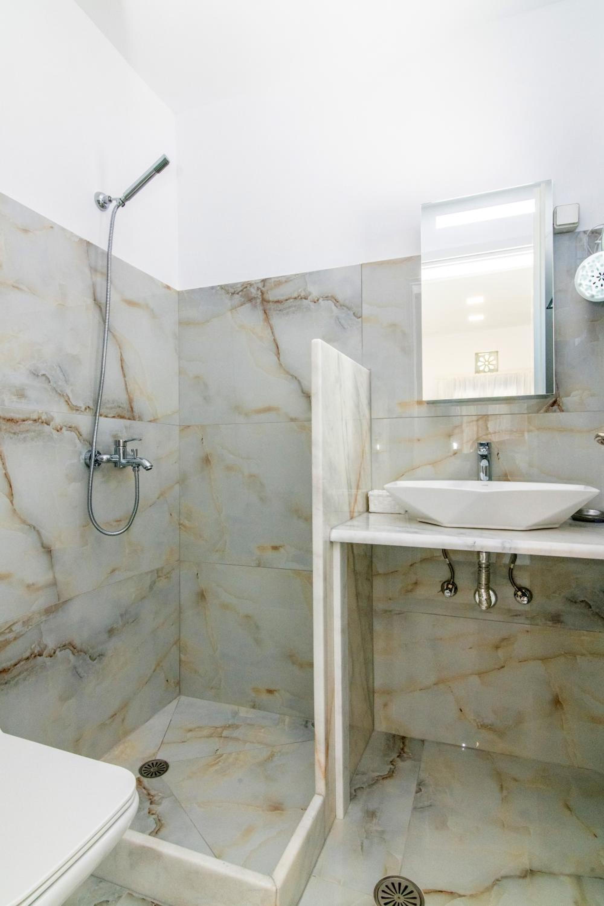 Studio Apartment - Photo 9