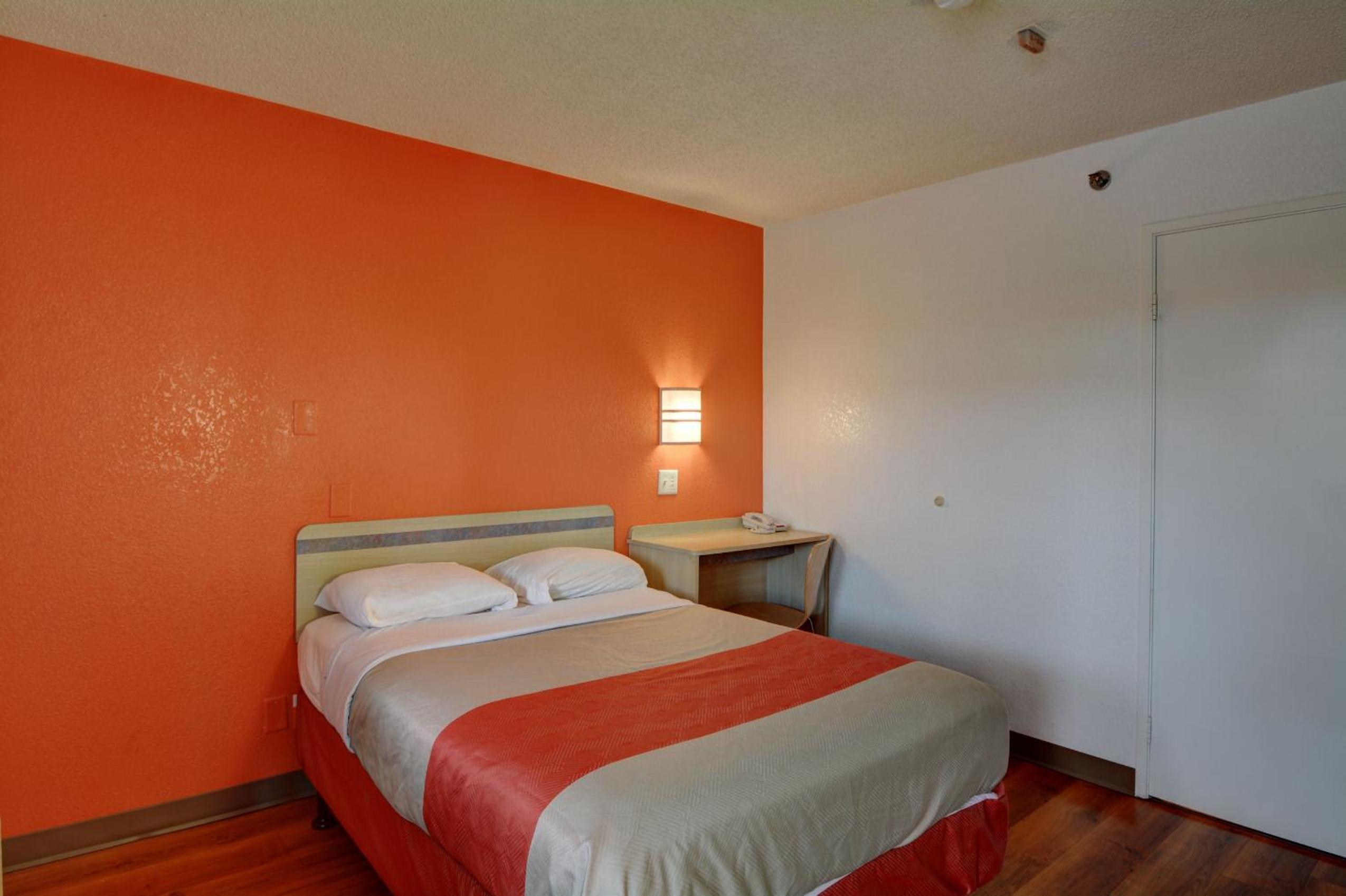 Deluxe Queen Room - Non-Smoking