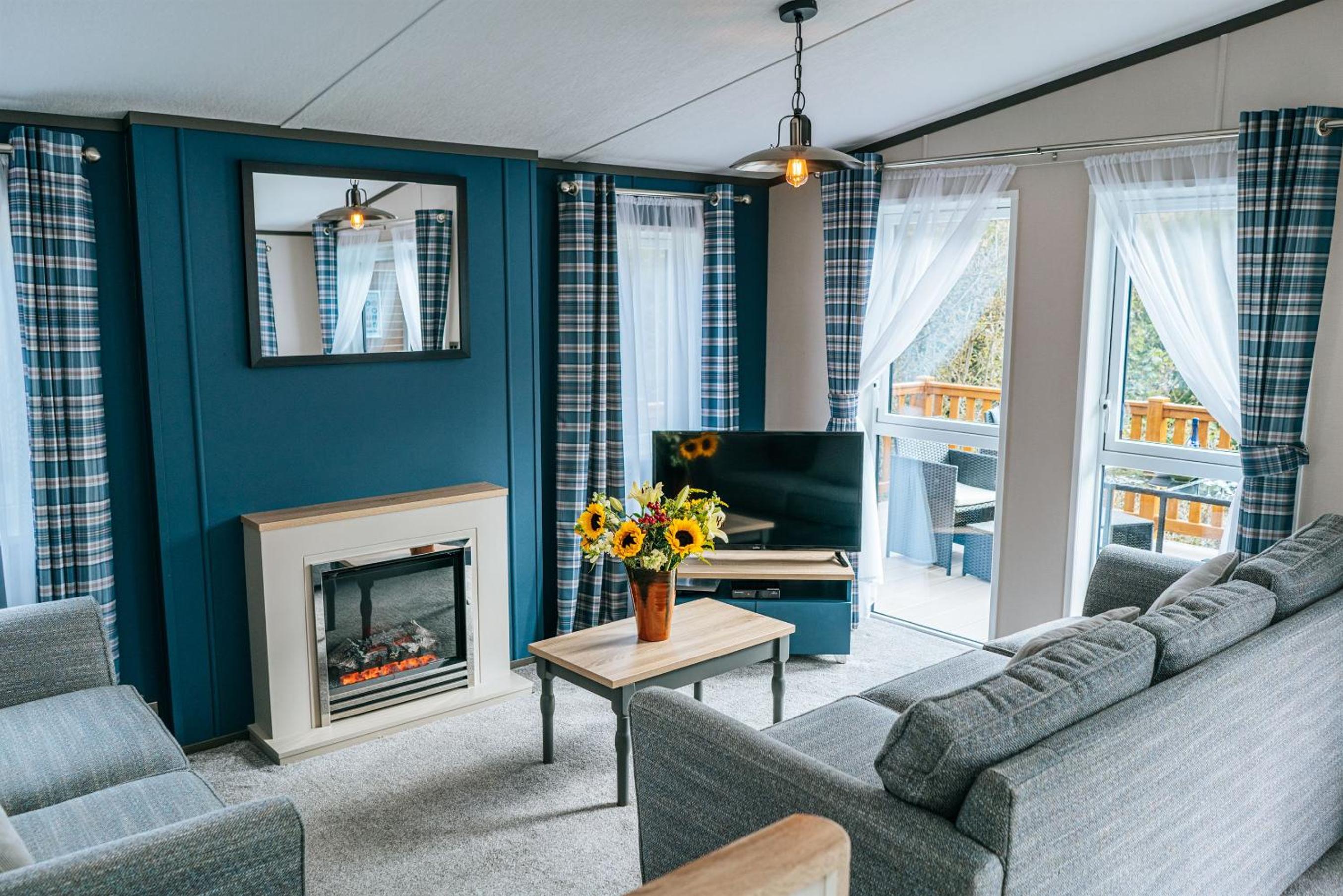 Three Bedroom Deluxe Lodge with Hot Tub