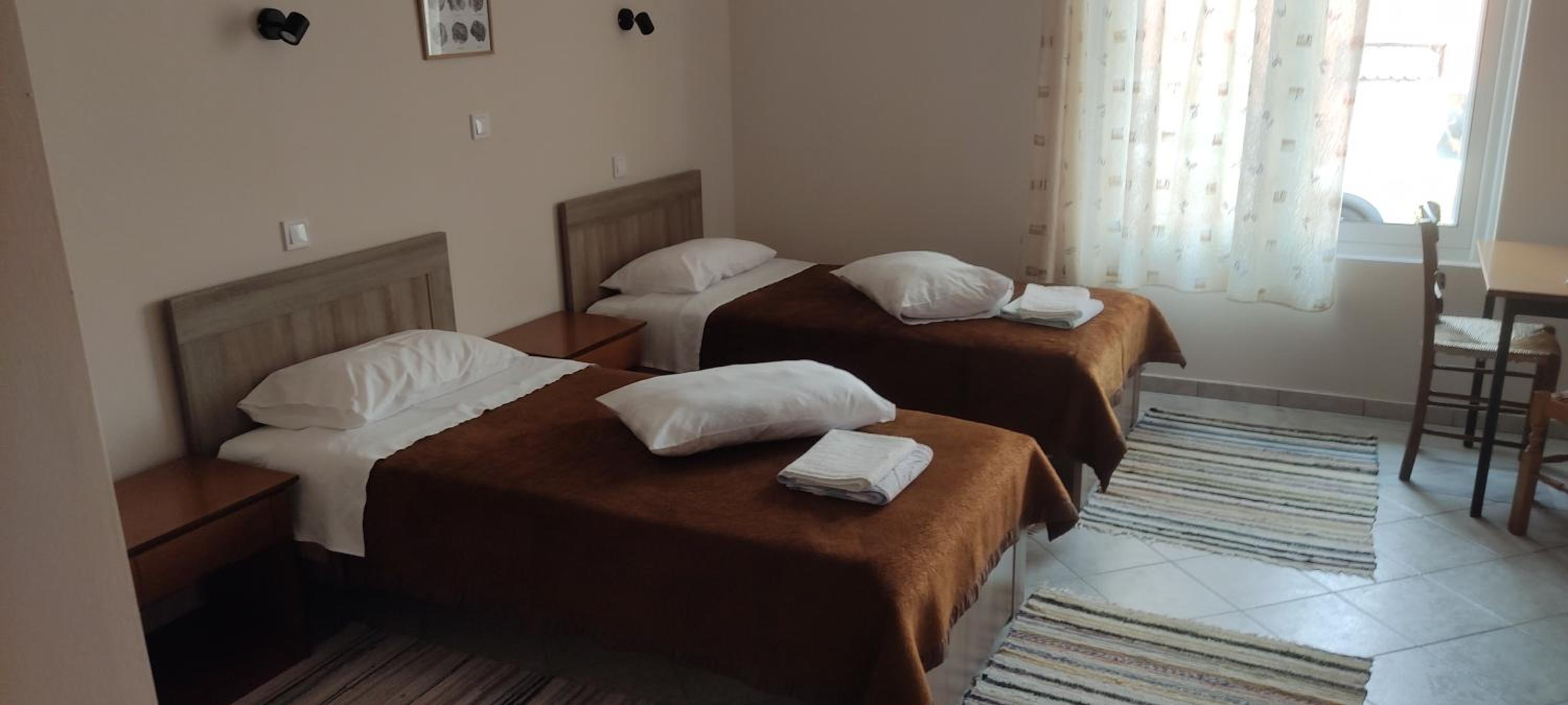 Double or Twin Room with Private Bathroom - Photo 2