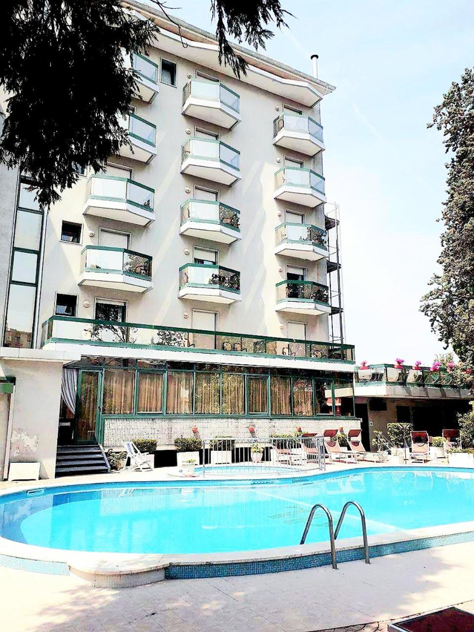 Triple Room with Pool View photo 2