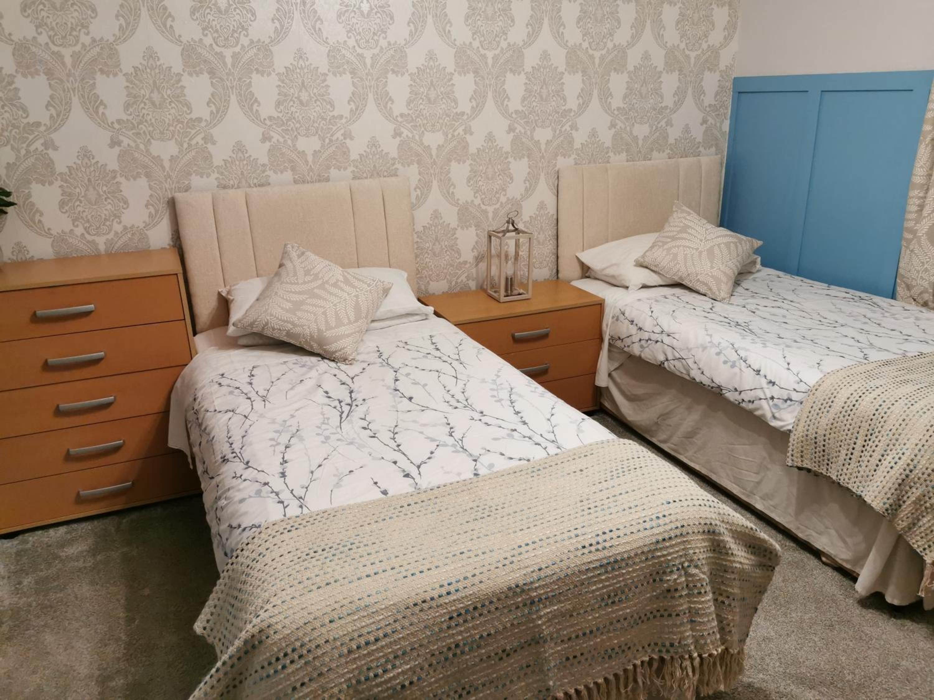 Twin Room with Private Bathroom - Photo 11