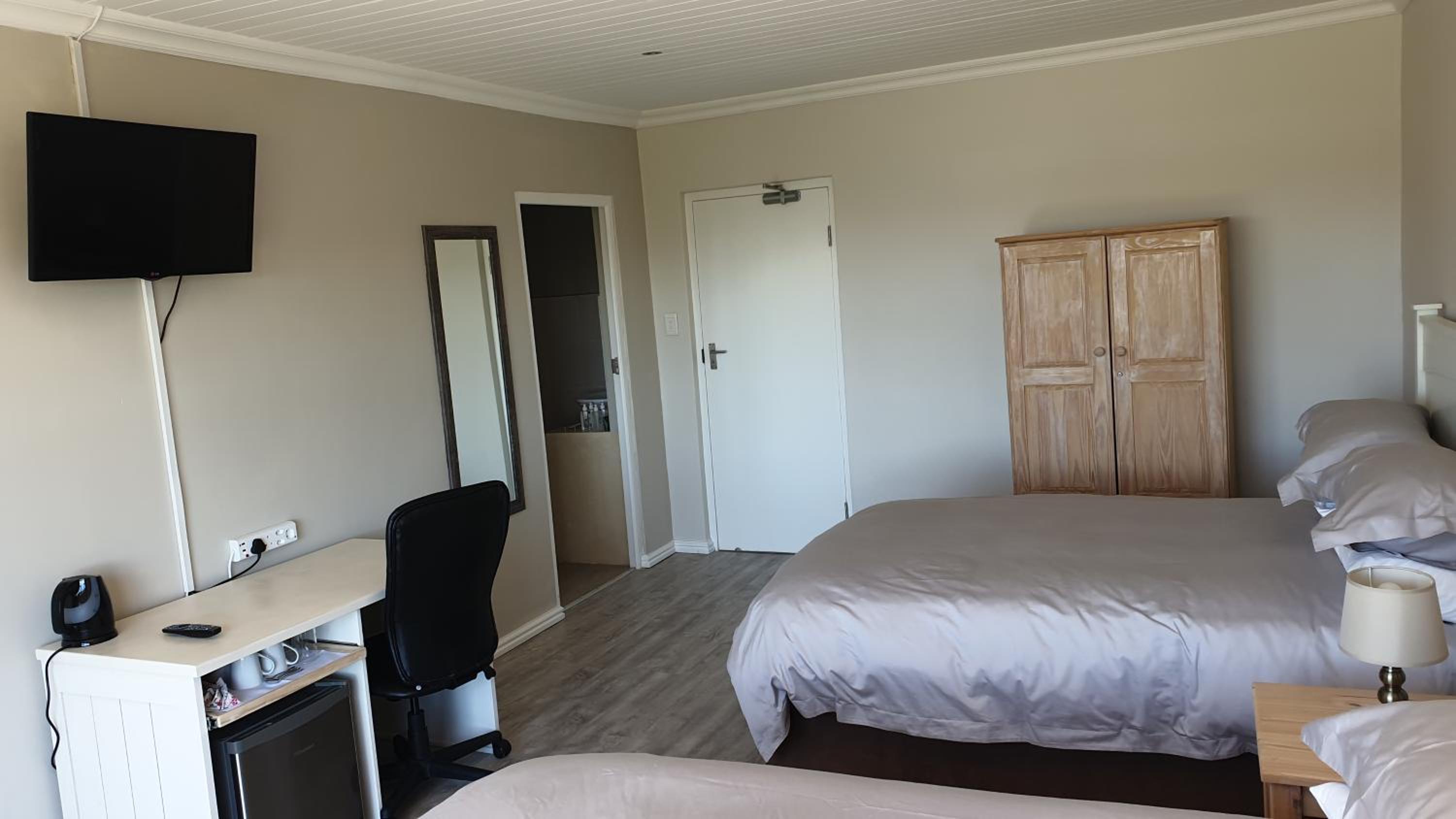 Double or Twin Room with Private Bathroom - Photo 2