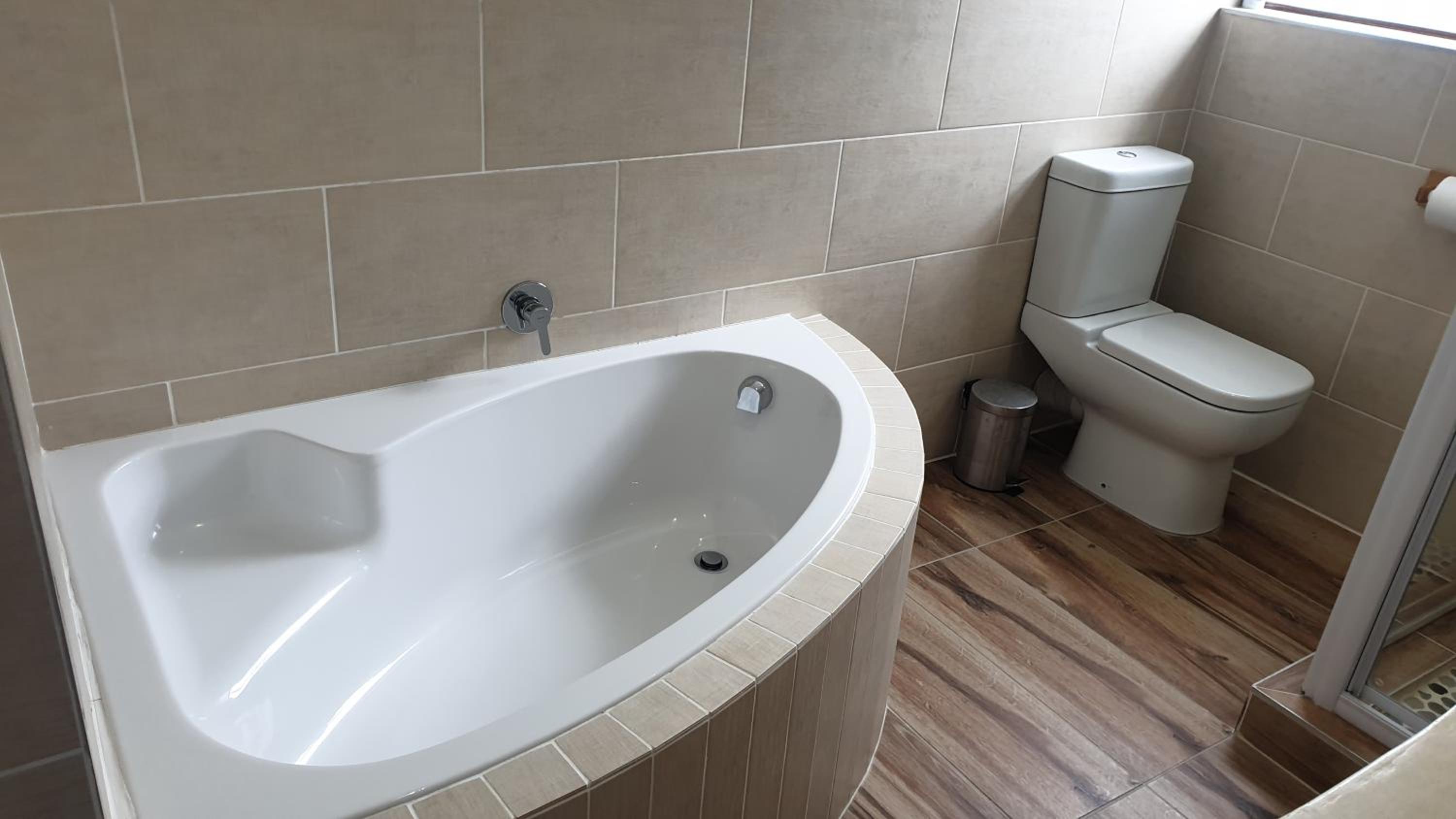 Deluxe Double Room with Balcony - Photo 4