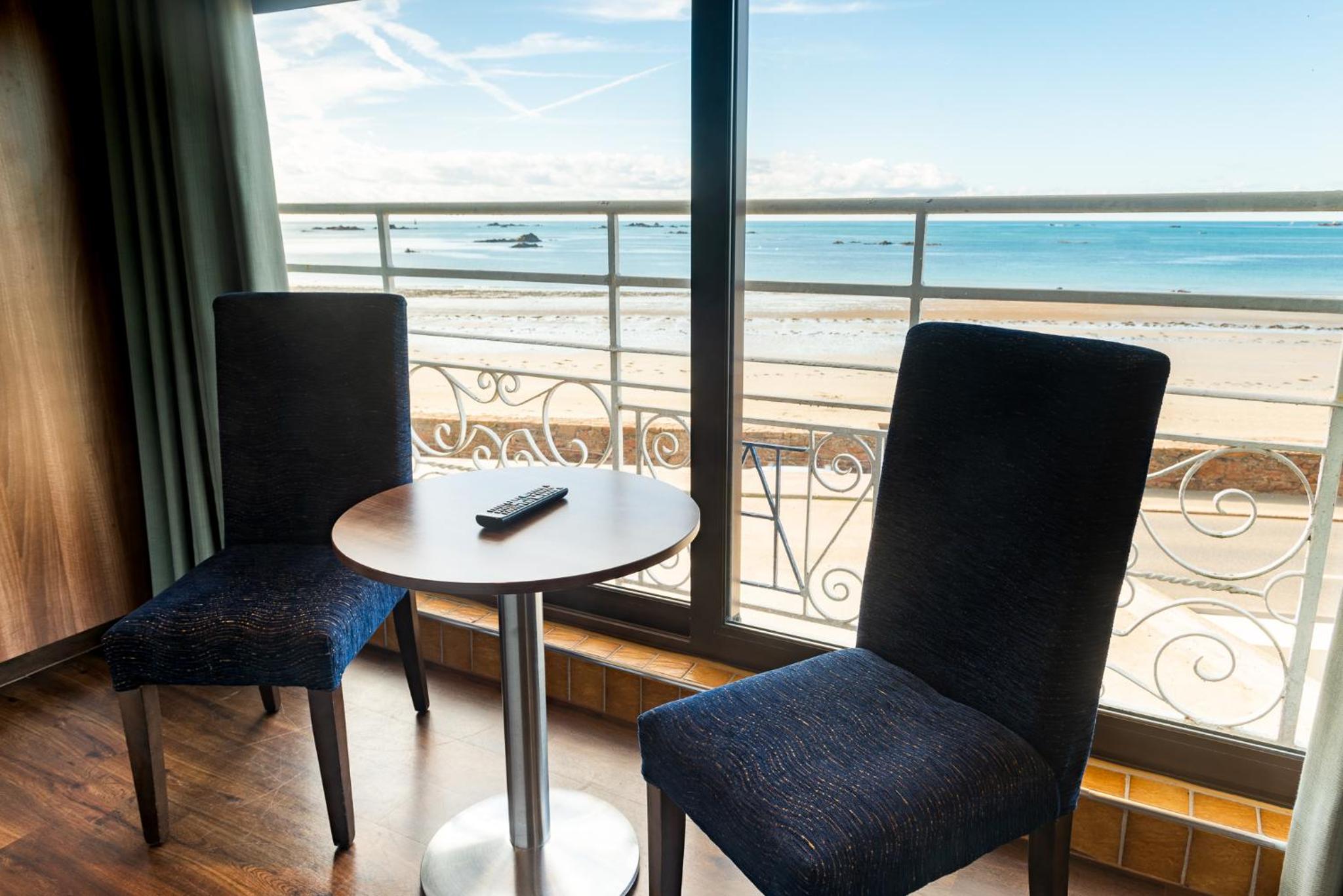 Double or Twin Room with Sea View photo 2