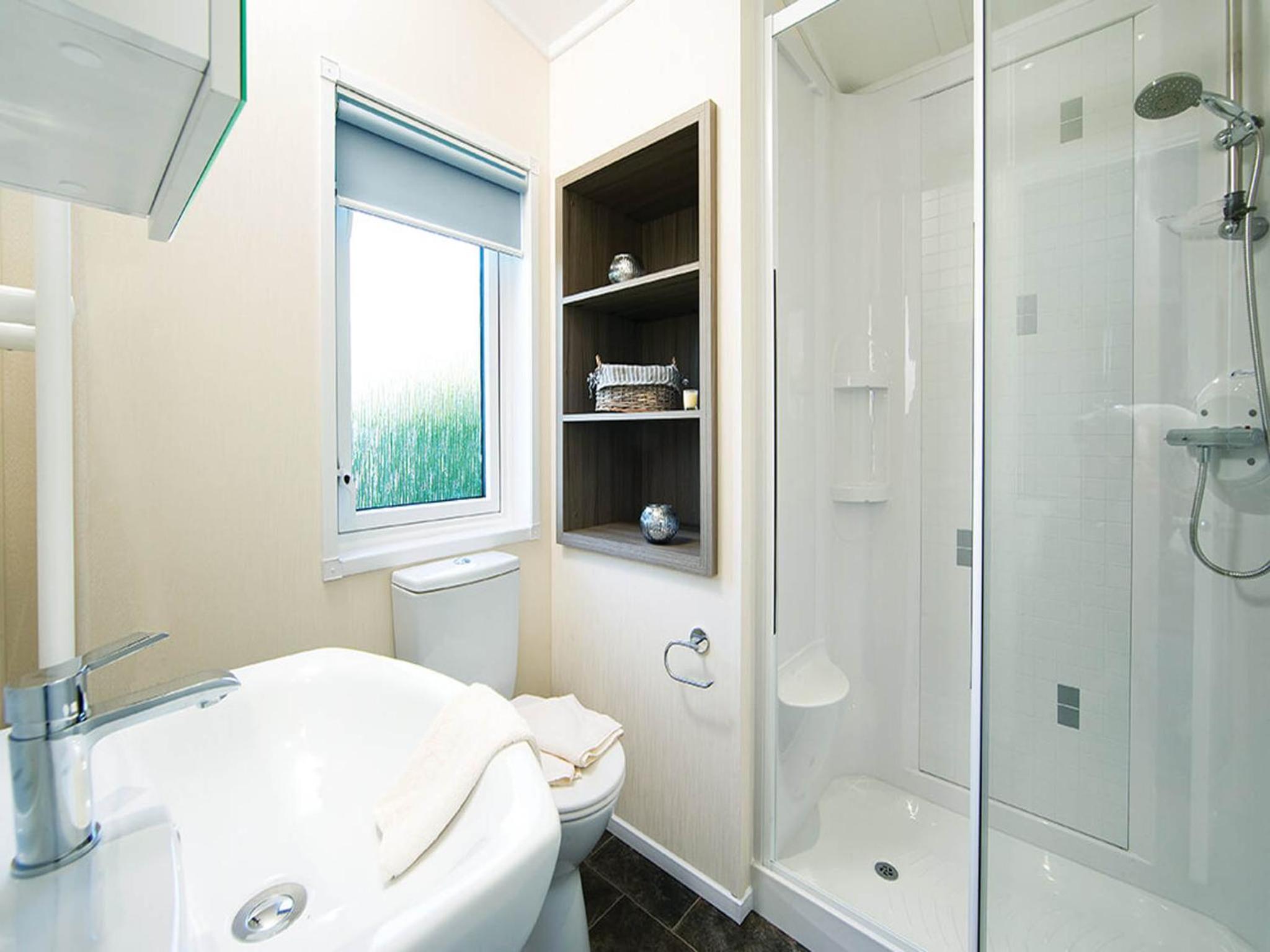 Three Bedroom Deluxe Lodge with Hot Tub photo 2