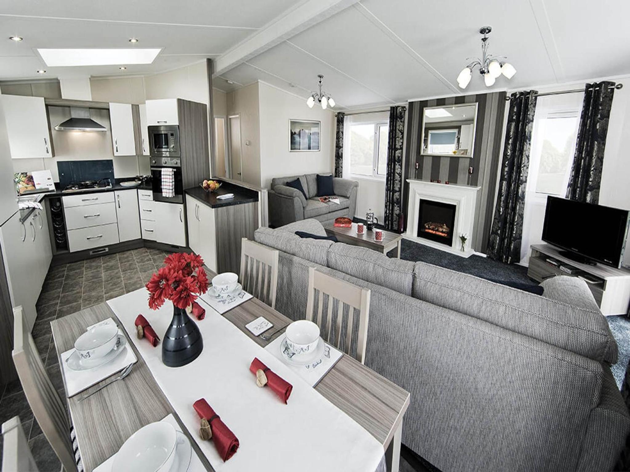 Three Bedroom Deluxe Lodge with Hot Tub photo 1