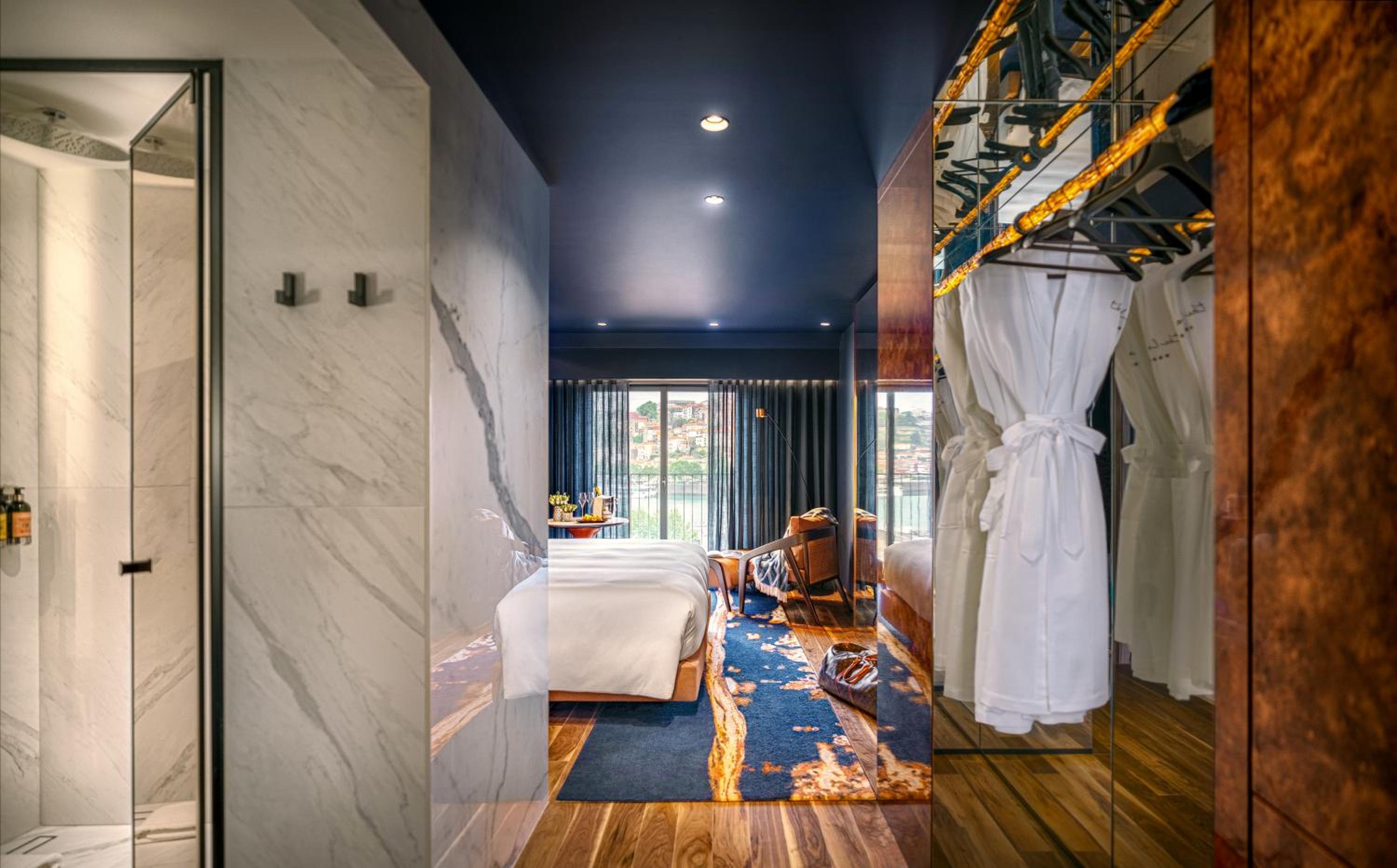 Deluxe Room With River View - Photo 3