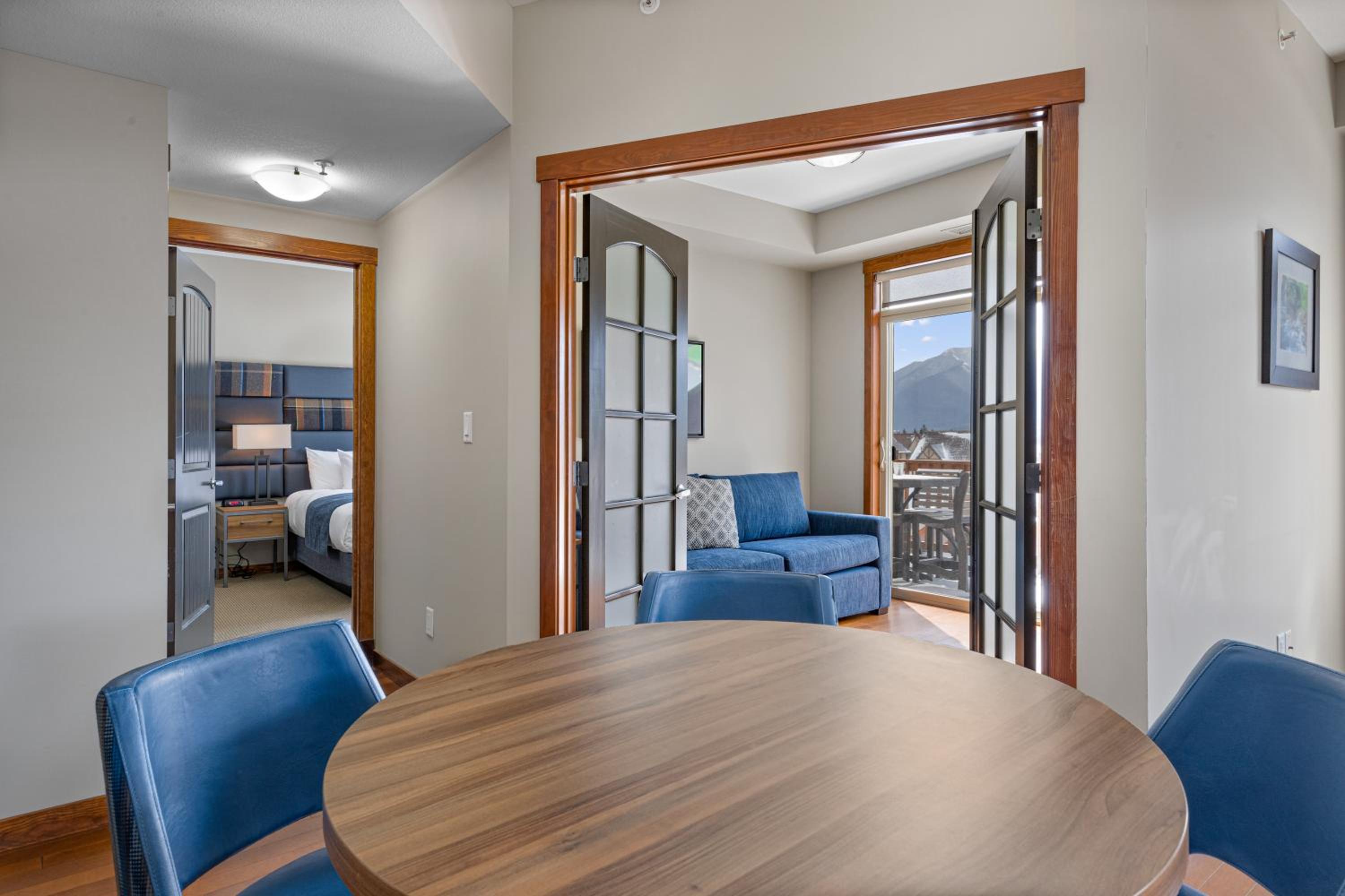 Three-Bedroom Apartment with Mountain View photo 2
