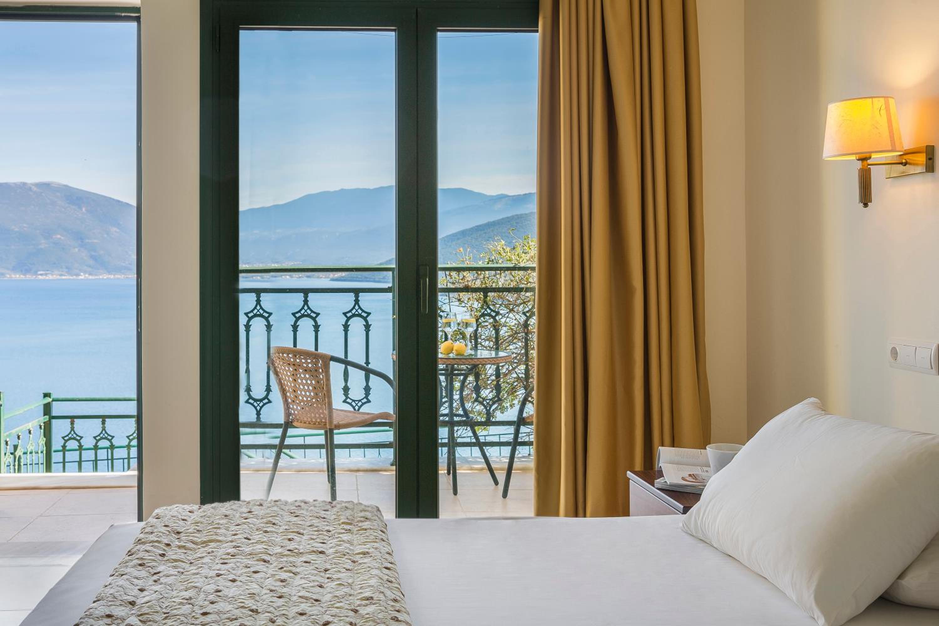 Deluxe Double Room with Sea View - Photo 4