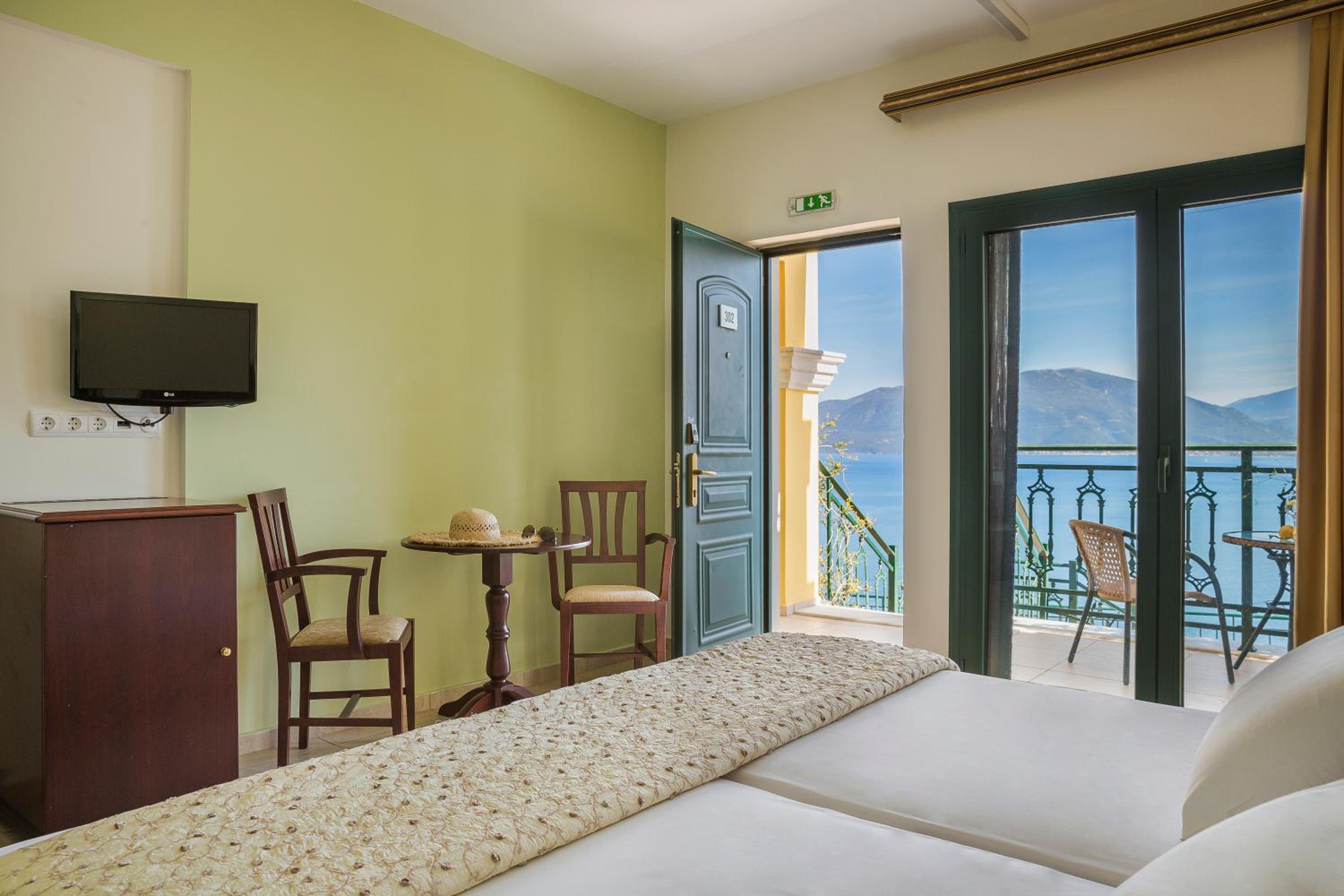 Deluxe Double Room with Sea View - Photo 7