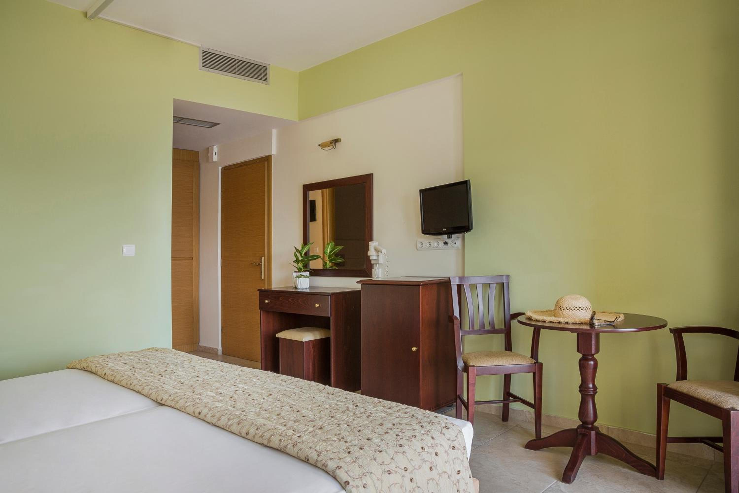 Deluxe Double Room with Sea View - Photo 6