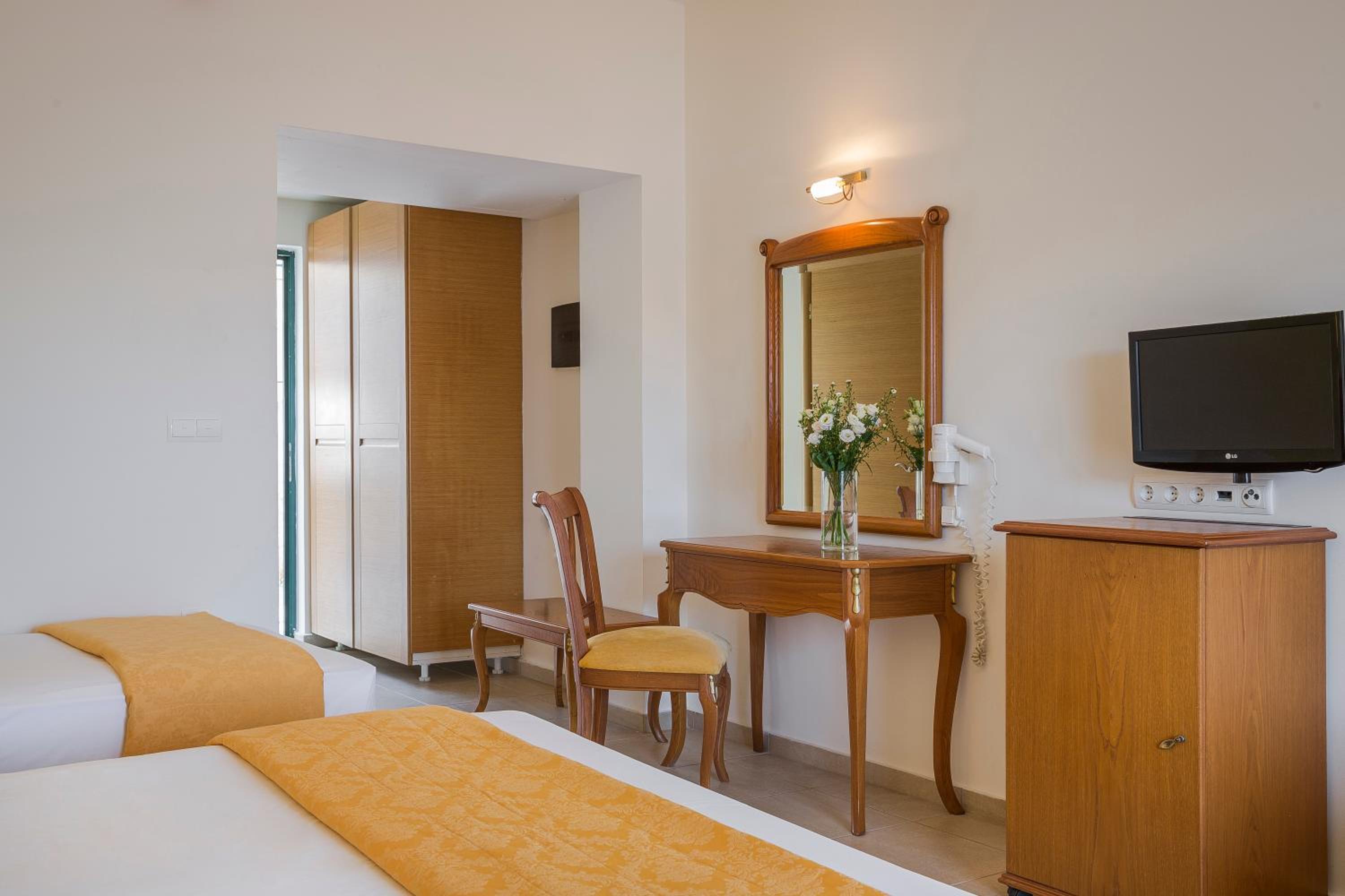 Family Suite with Sea View - Photo 8