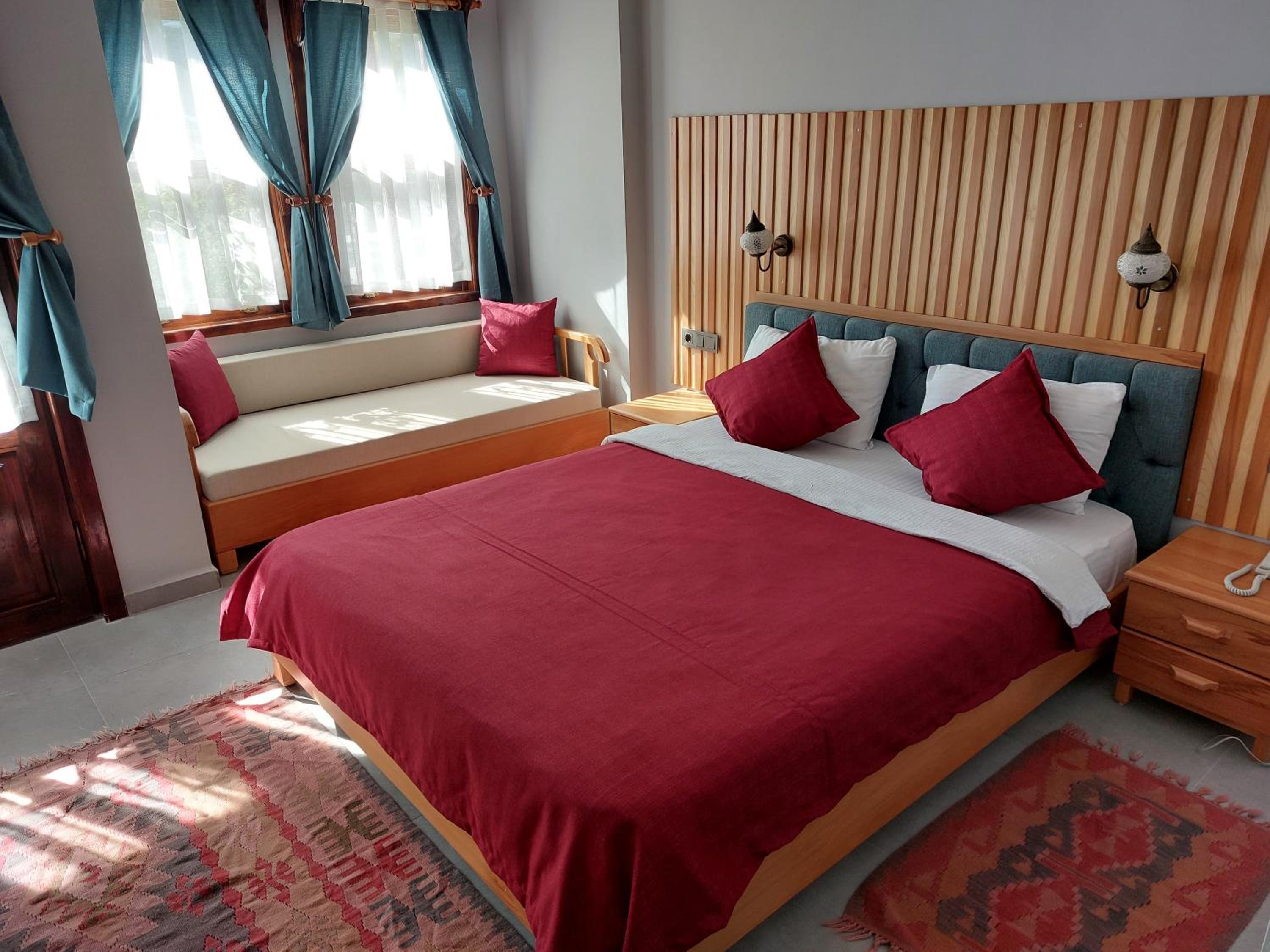 Double Room with Balcony (2 Adults + 1 Child) - Photo 2