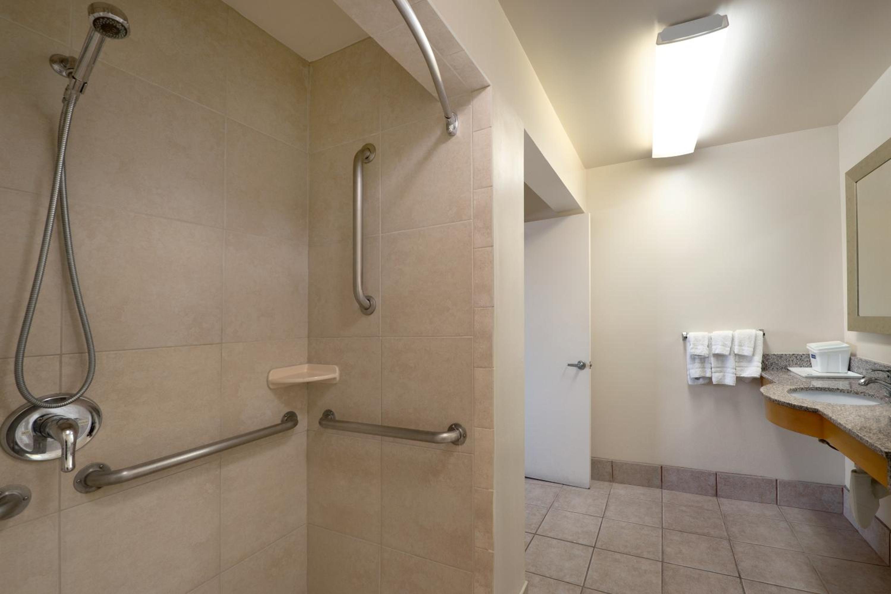 Double Room with Two Double Beds and Mobility Access - Ground Floor/Non-Smoking - Photo 6