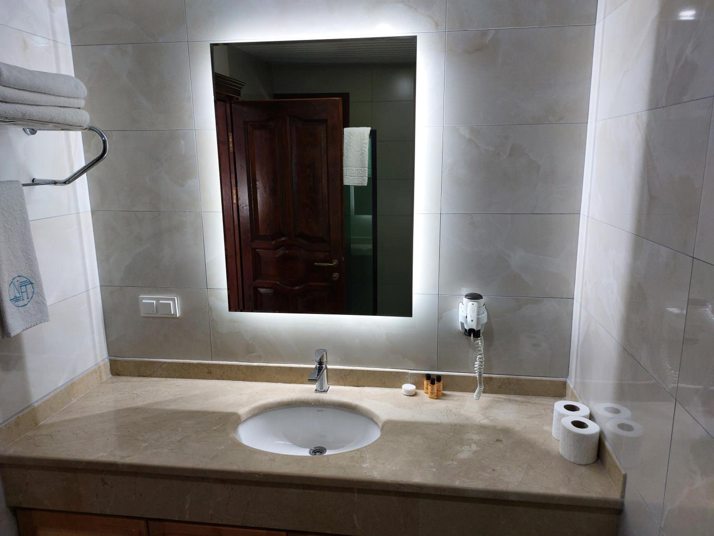 Double Room with Balcony (2 Adults + 1 Child) - Photo 4