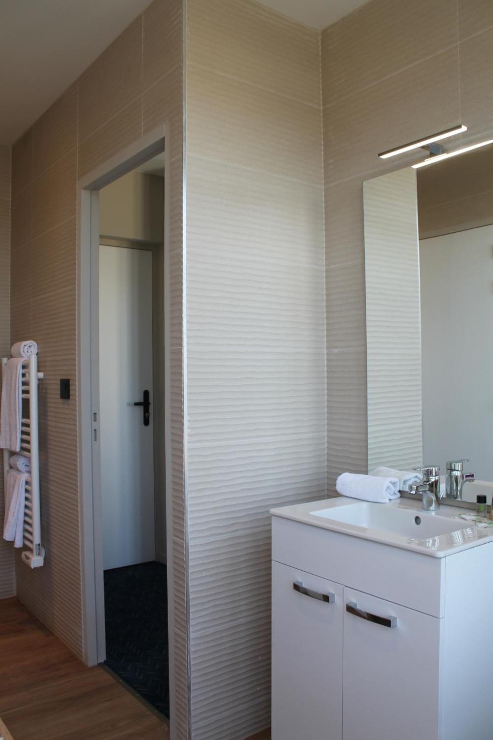 Deluxe Double Room - Photo 9