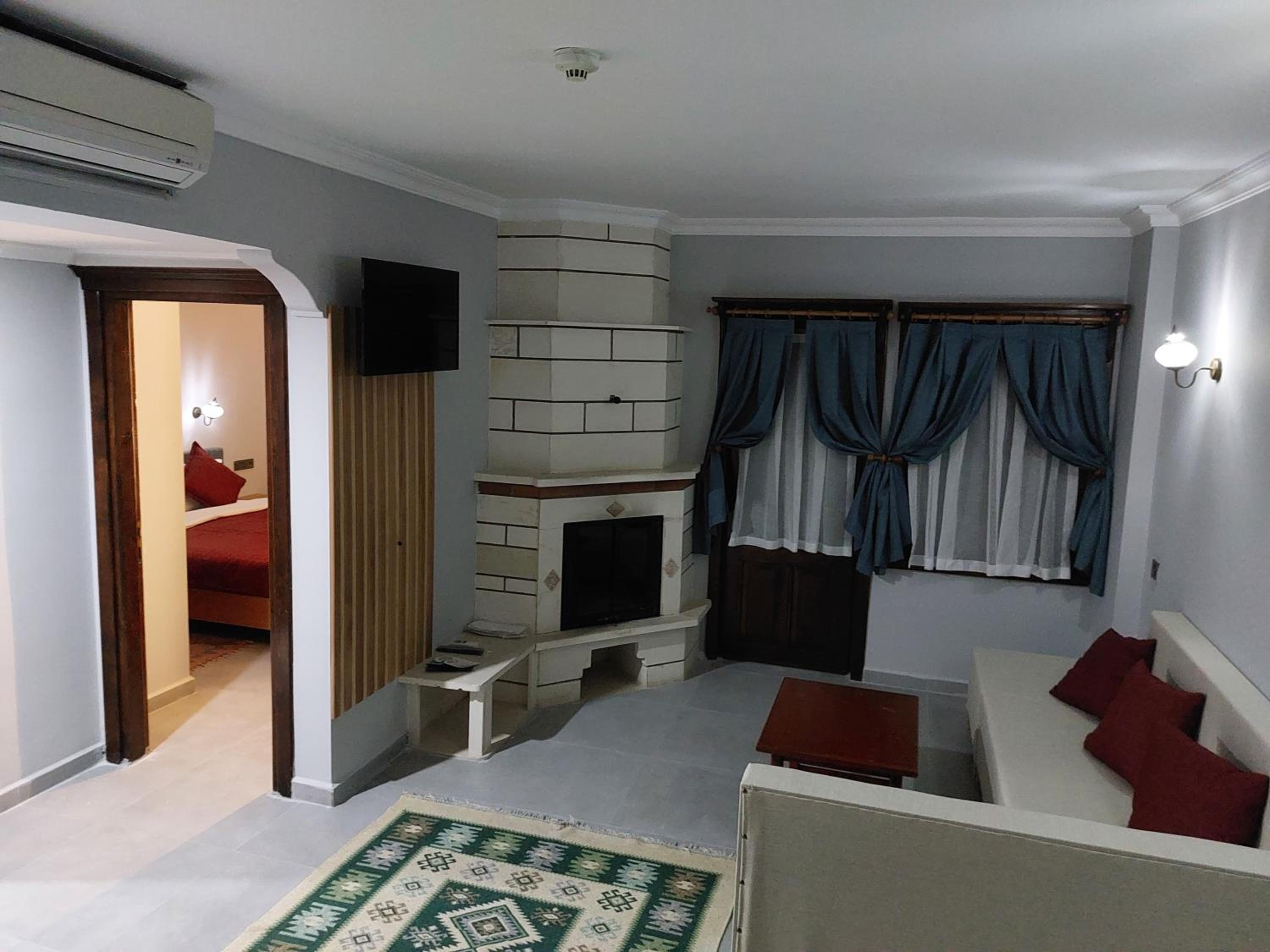 Family Room with Garden View - Photo 1