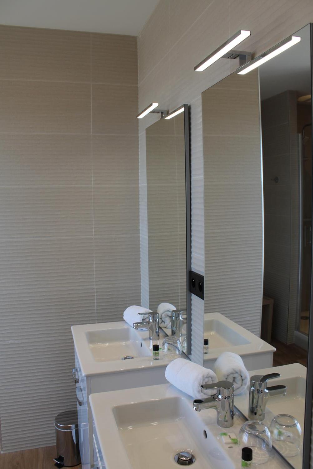Deluxe Suite with Sea View - Photo 7