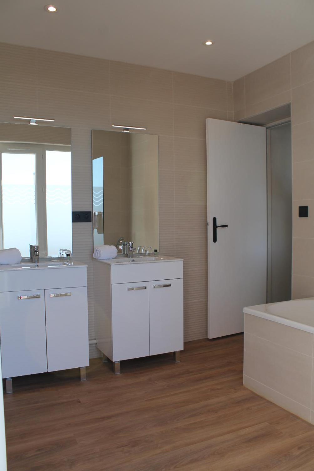 Deluxe Suite with Sea View - Photo 5