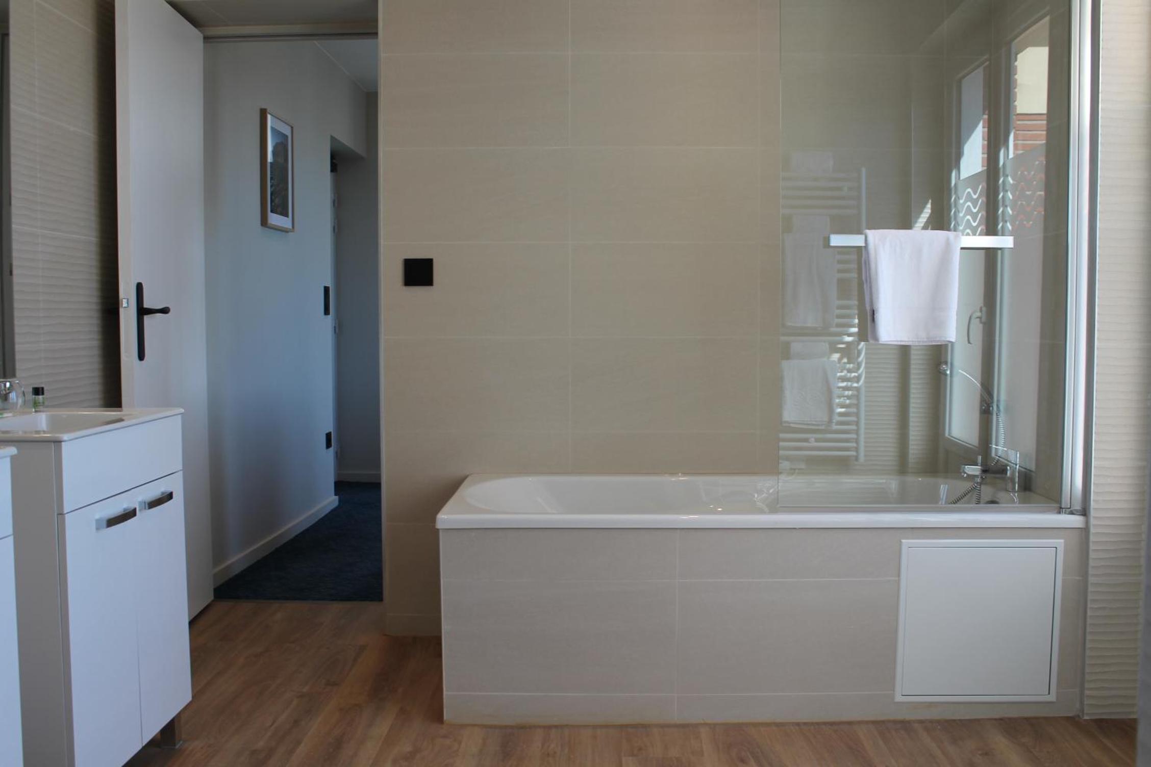 Deluxe Suite with Sea View - Photo 6
