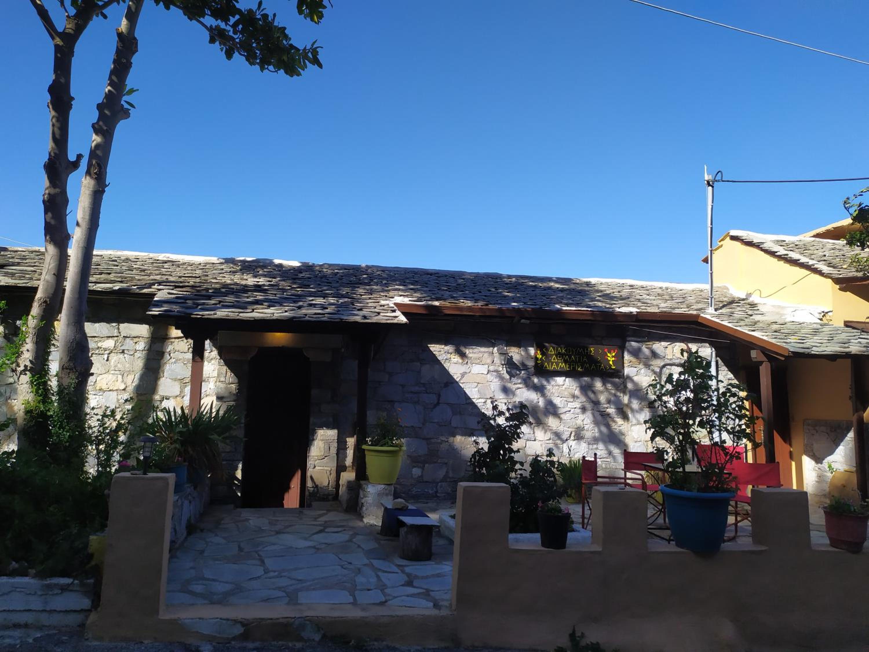 One-Bedroom Apartment - Photo 3