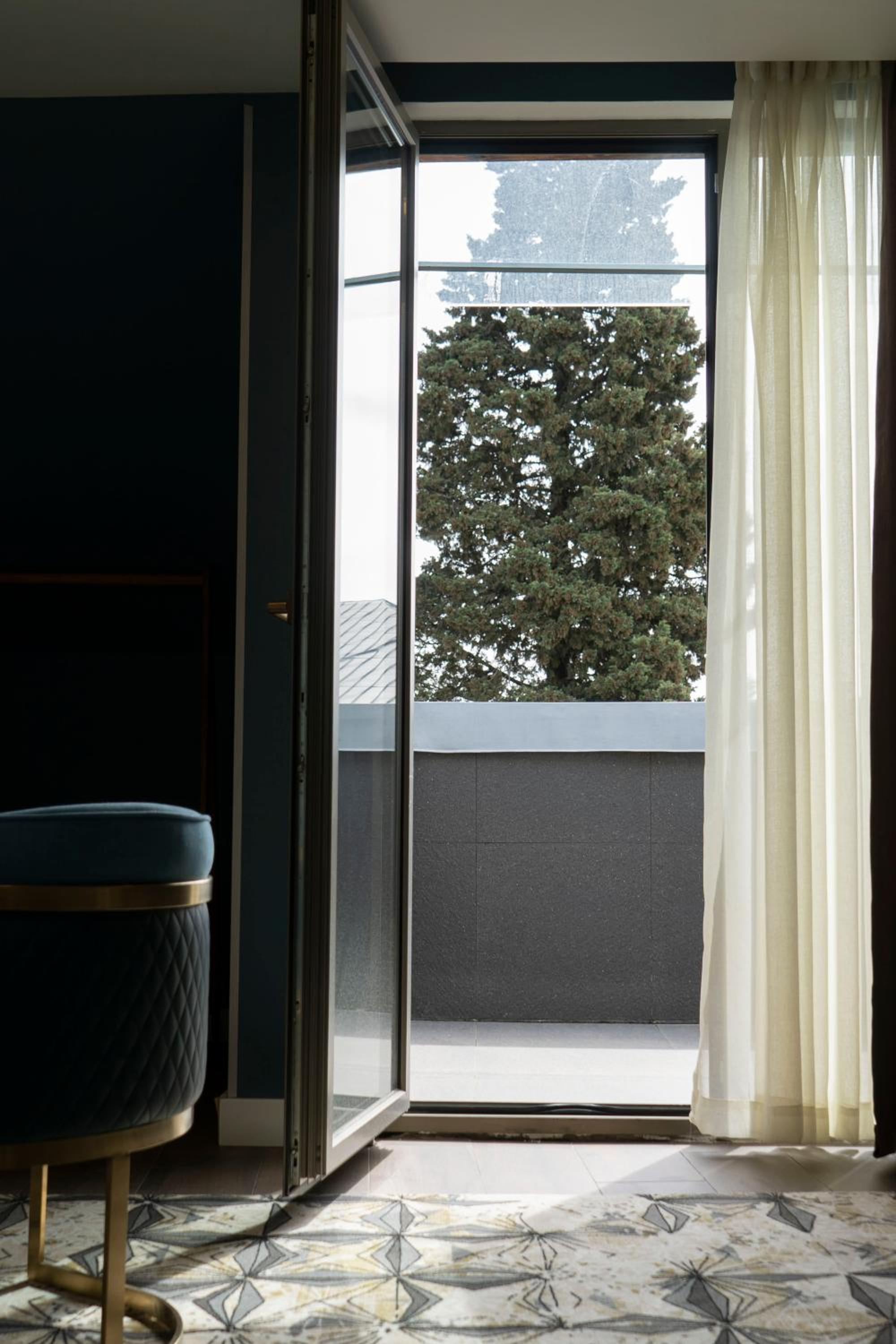 Junior Suite with Balcony - Photo 4