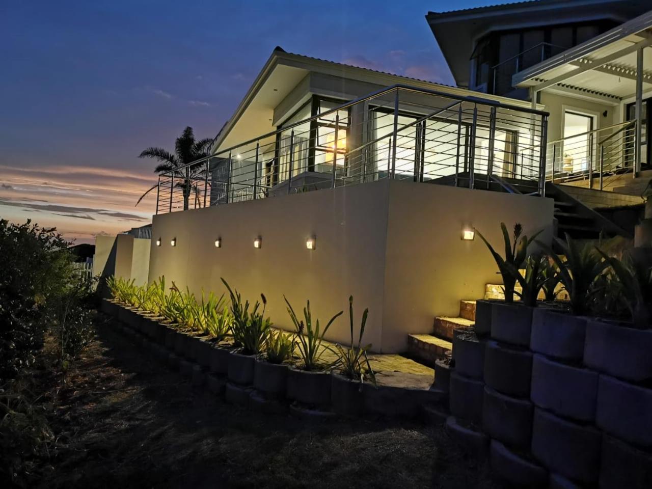 Five-Bedroom House - Photo 27
