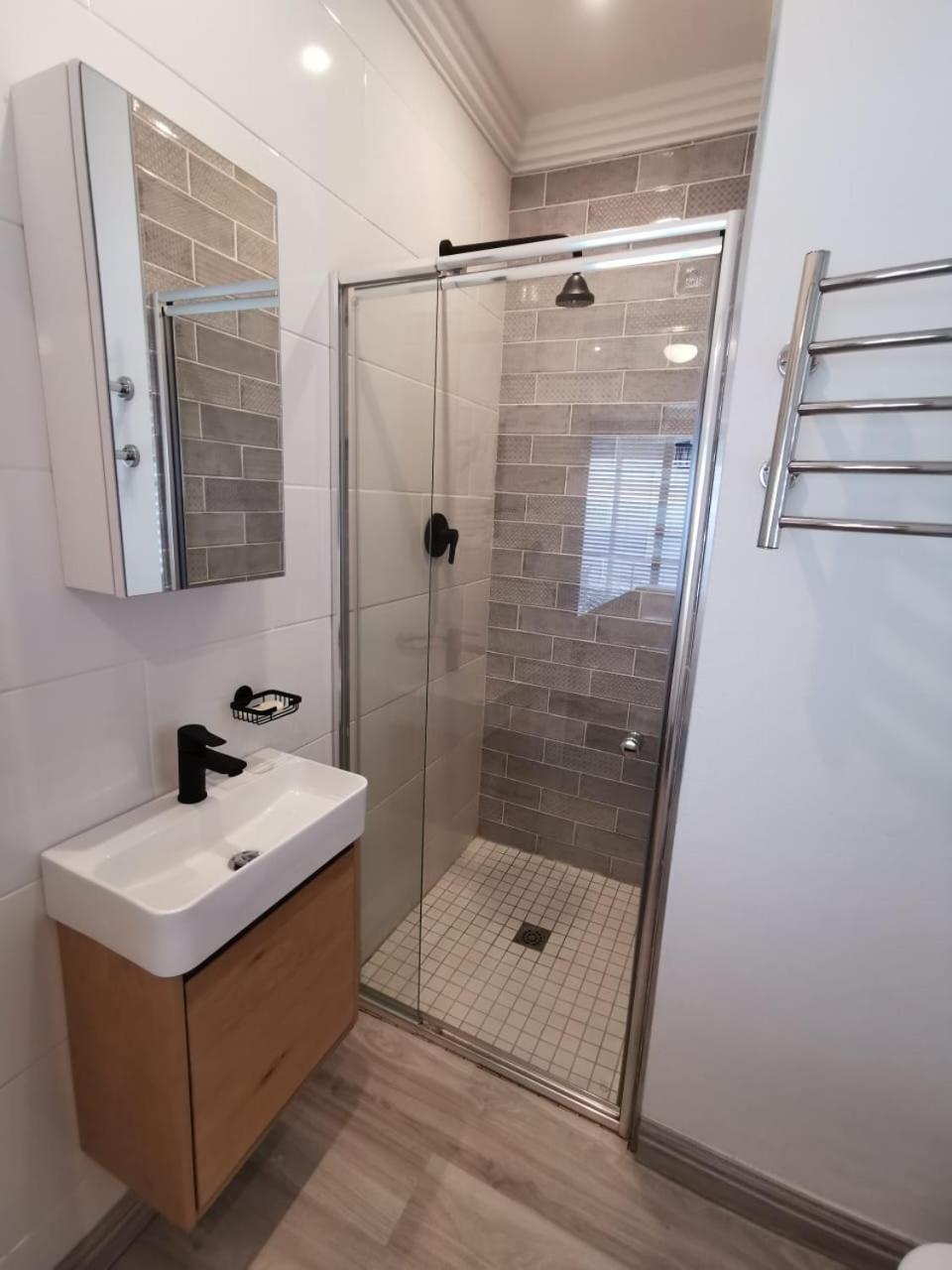 Five-Bedroom House - Photo 44
