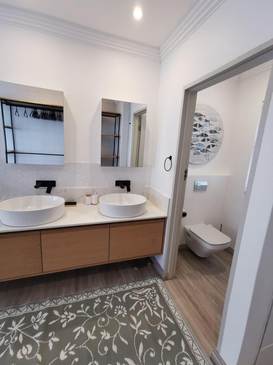 Five-Bedroom House - Photo 45