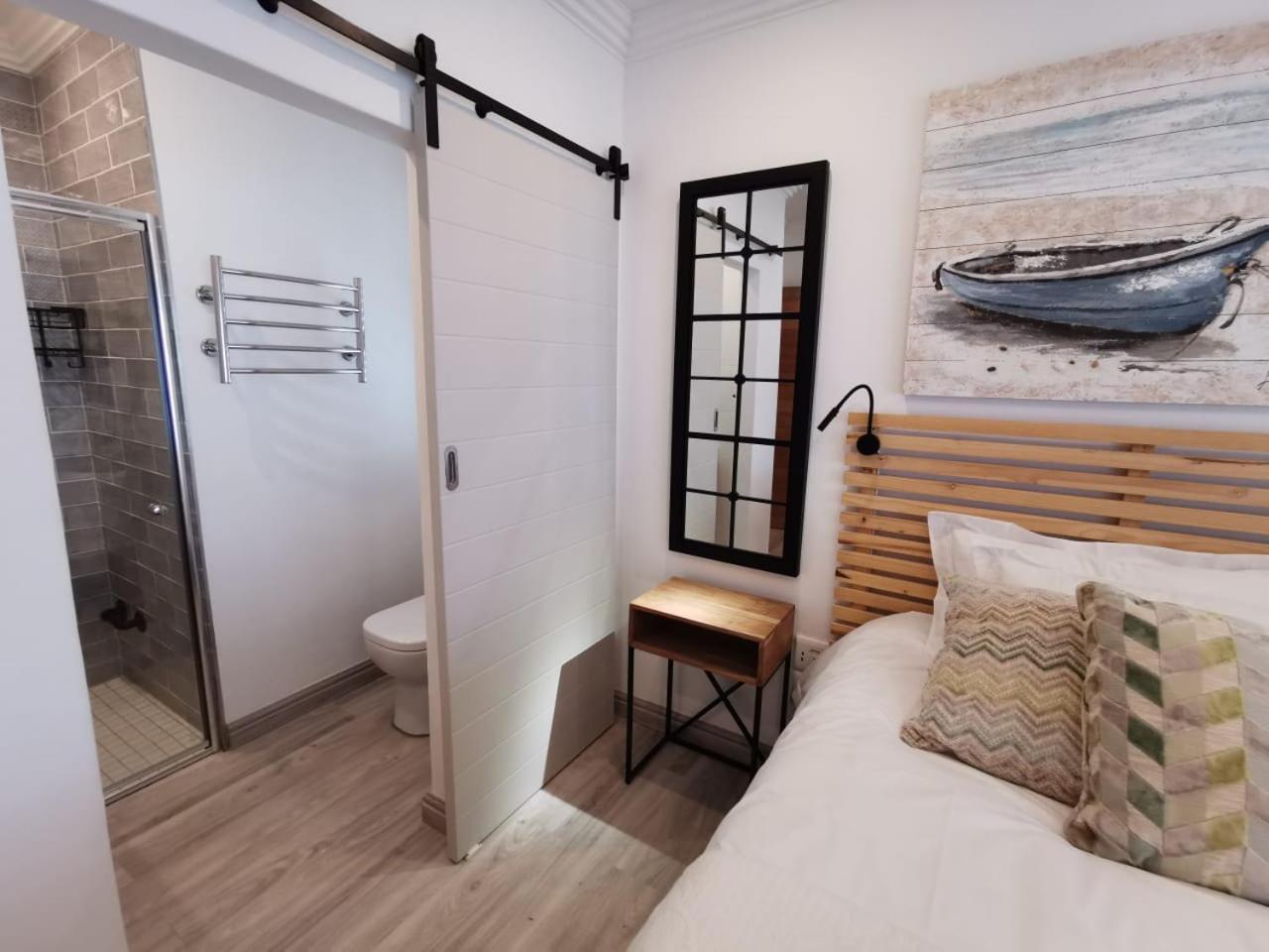Five-Bedroom House - Photo 1