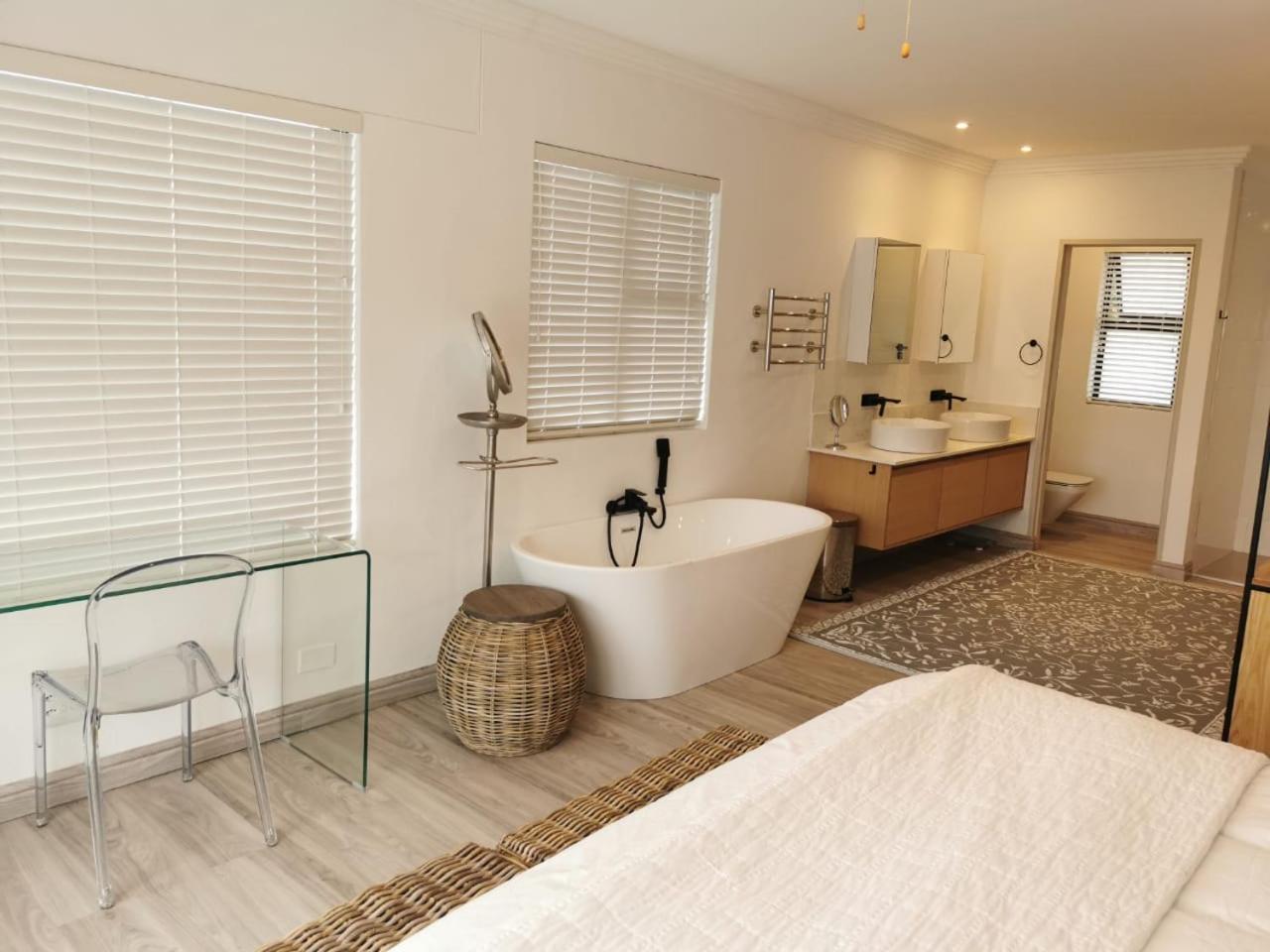 Five-Bedroom House - Photo 12