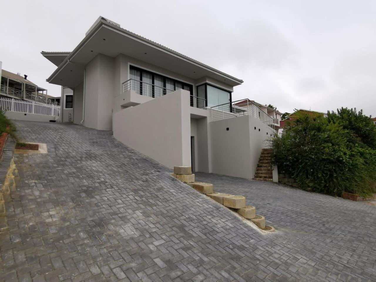 Five-Bedroom House - Photo 24