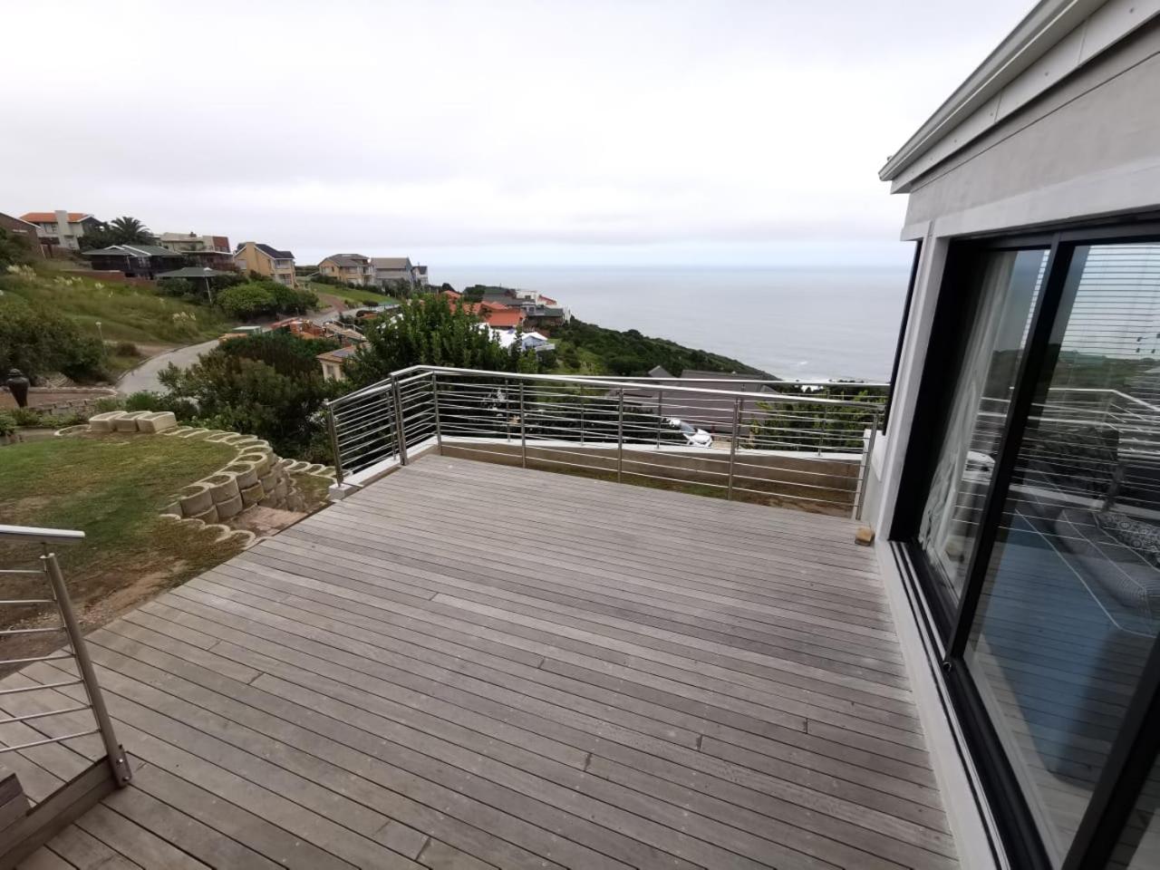 Five-Bedroom House - Photo 23