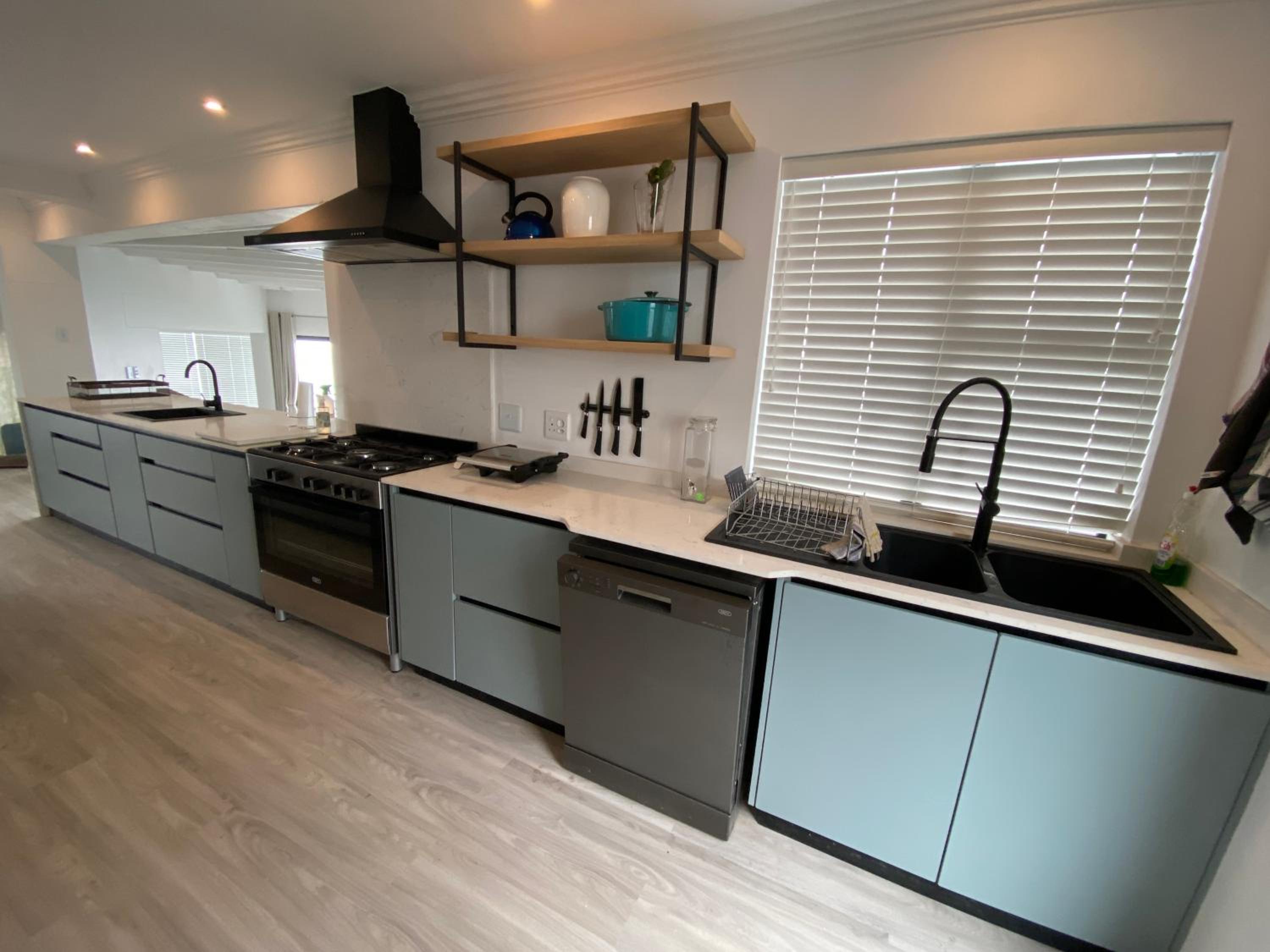 Five-Bedroom House - Photo 18