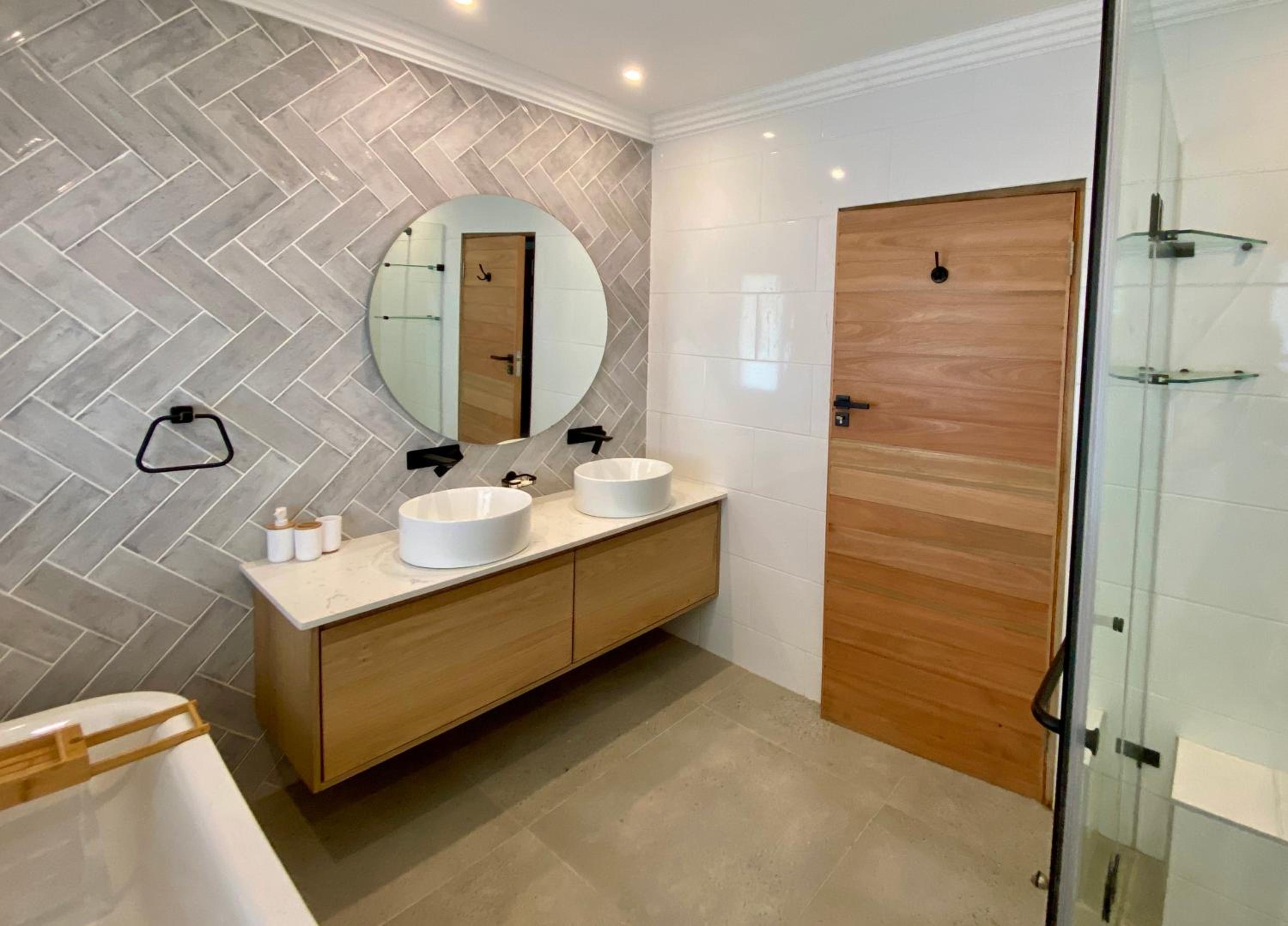 Five-Bedroom House - Photo 17