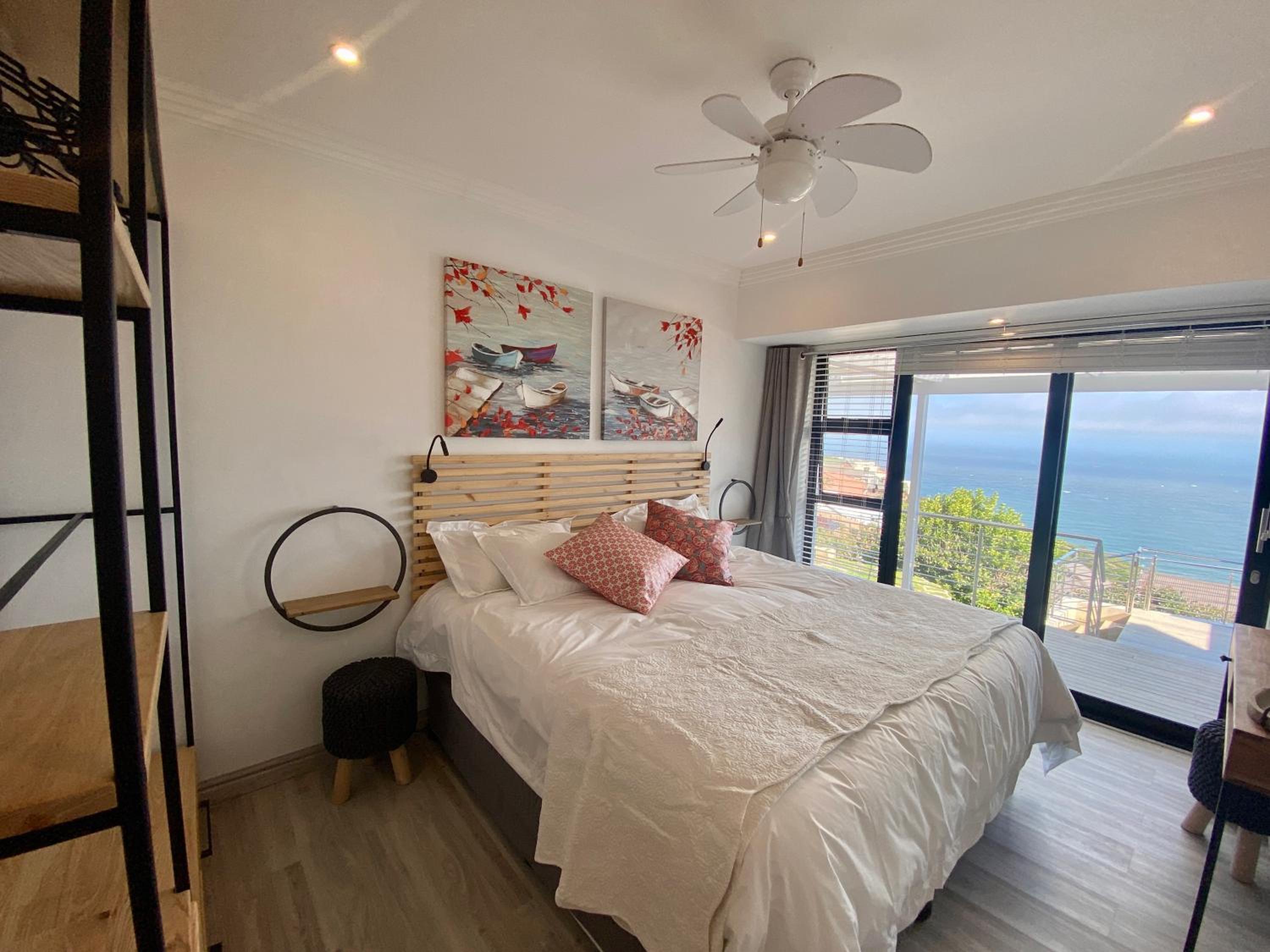 Five-Bedroom House - Photo 31