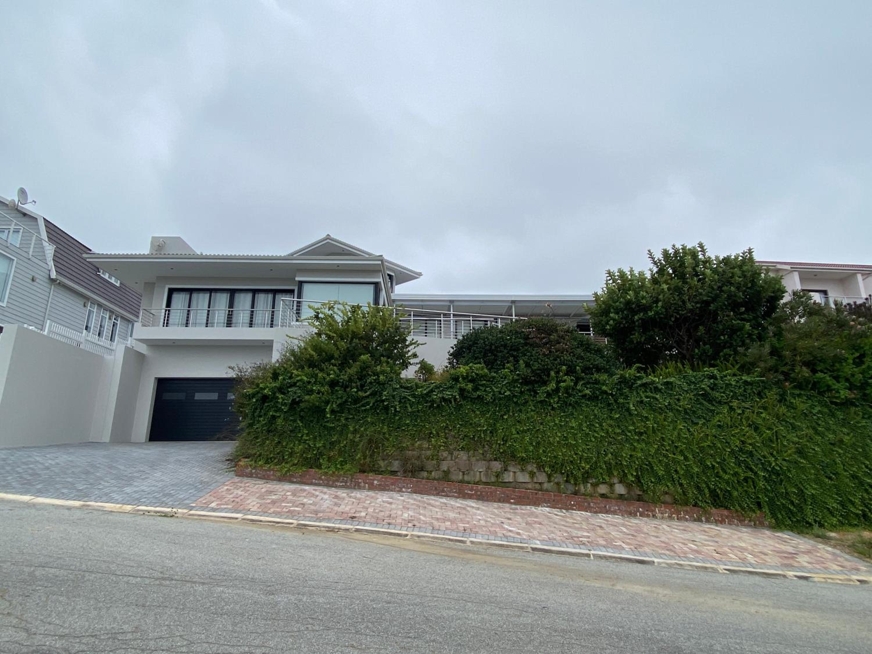 Five-Bedroom House - Photo 32