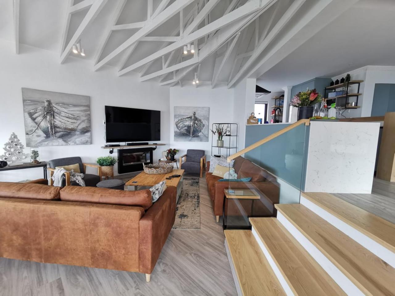 Five-Bedroom House - Photo 36