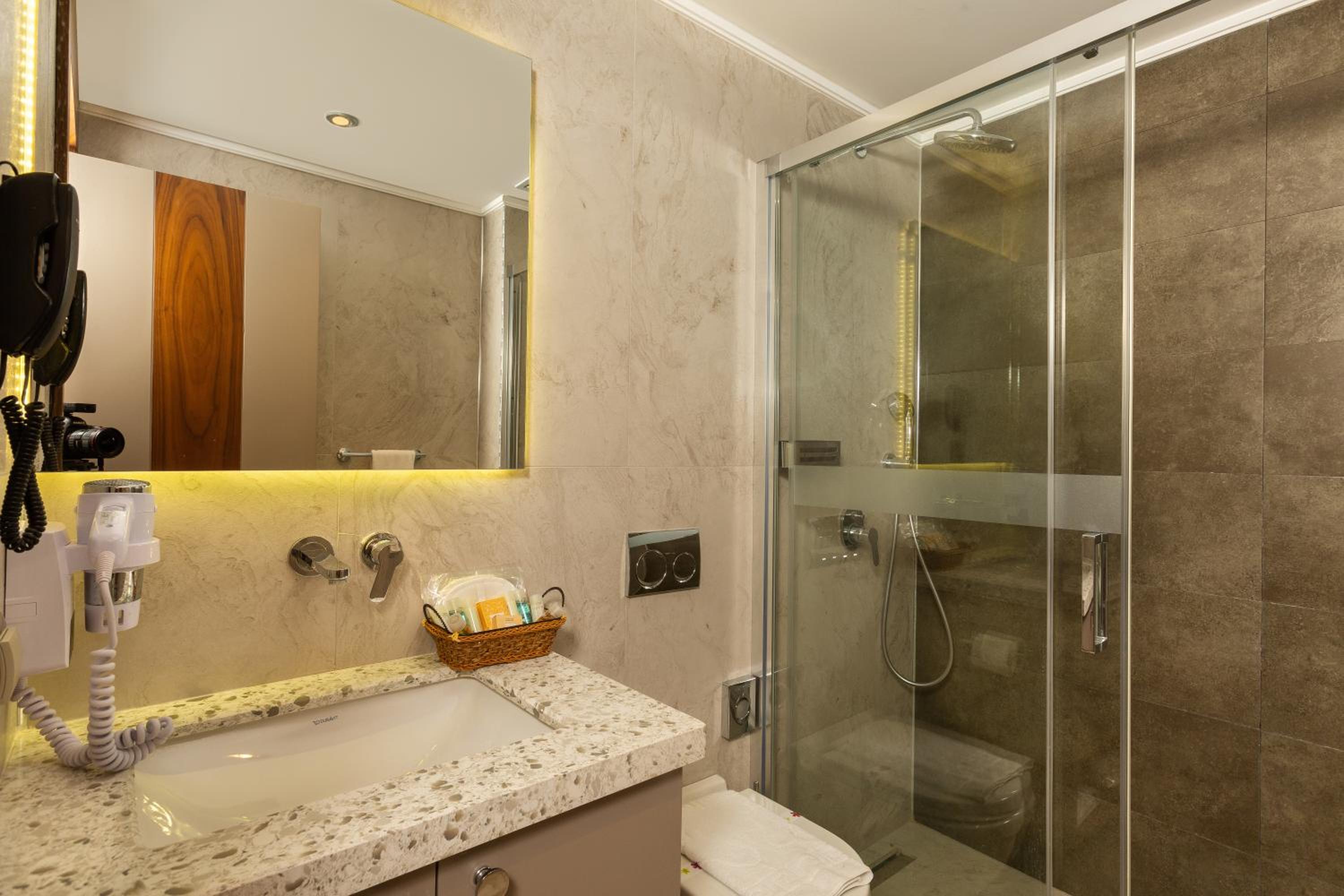 Deluxe Double Room with Side Sea View - Photo 3