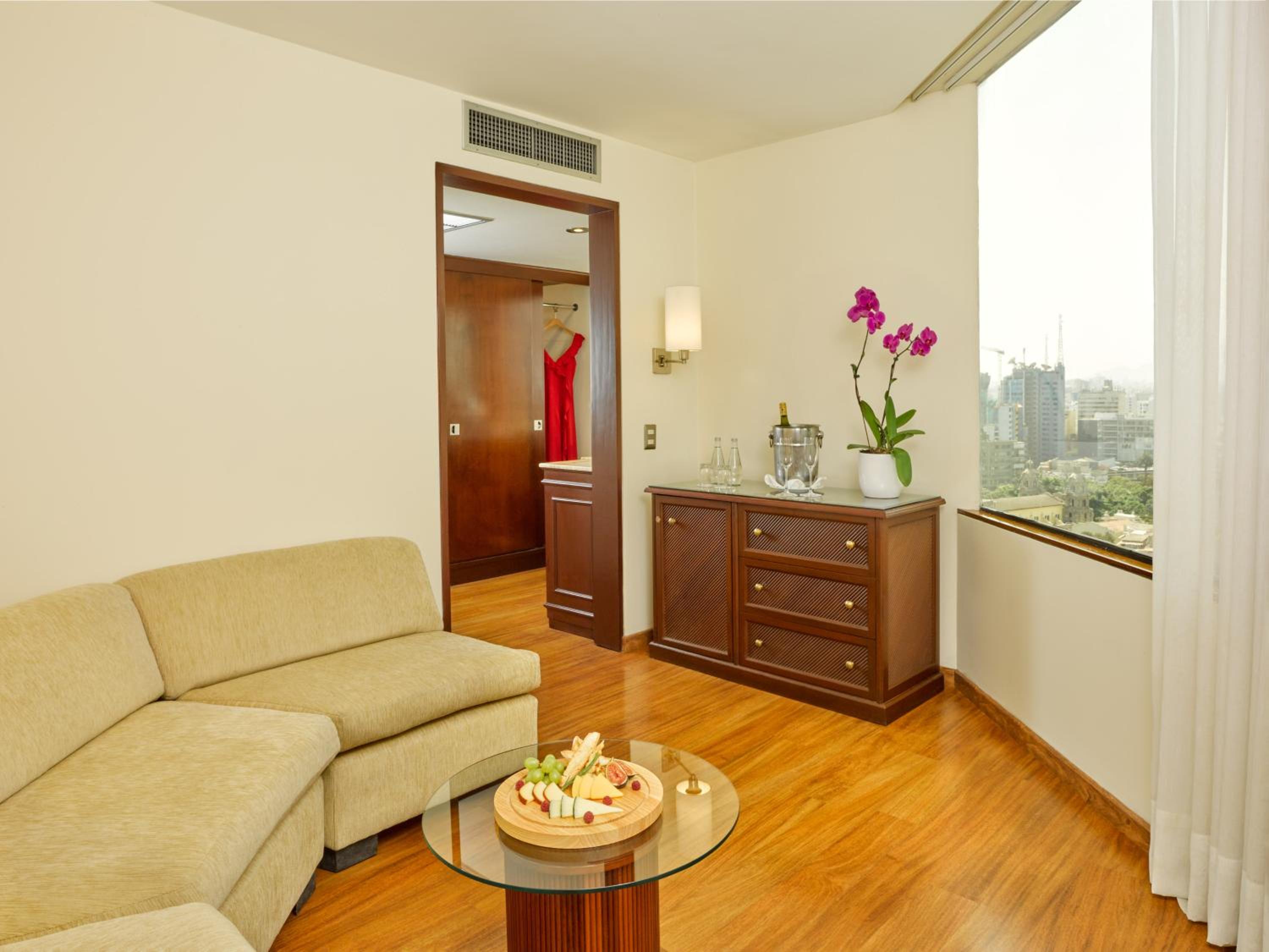 Junior Suite with King-Size Bed - Photo 4