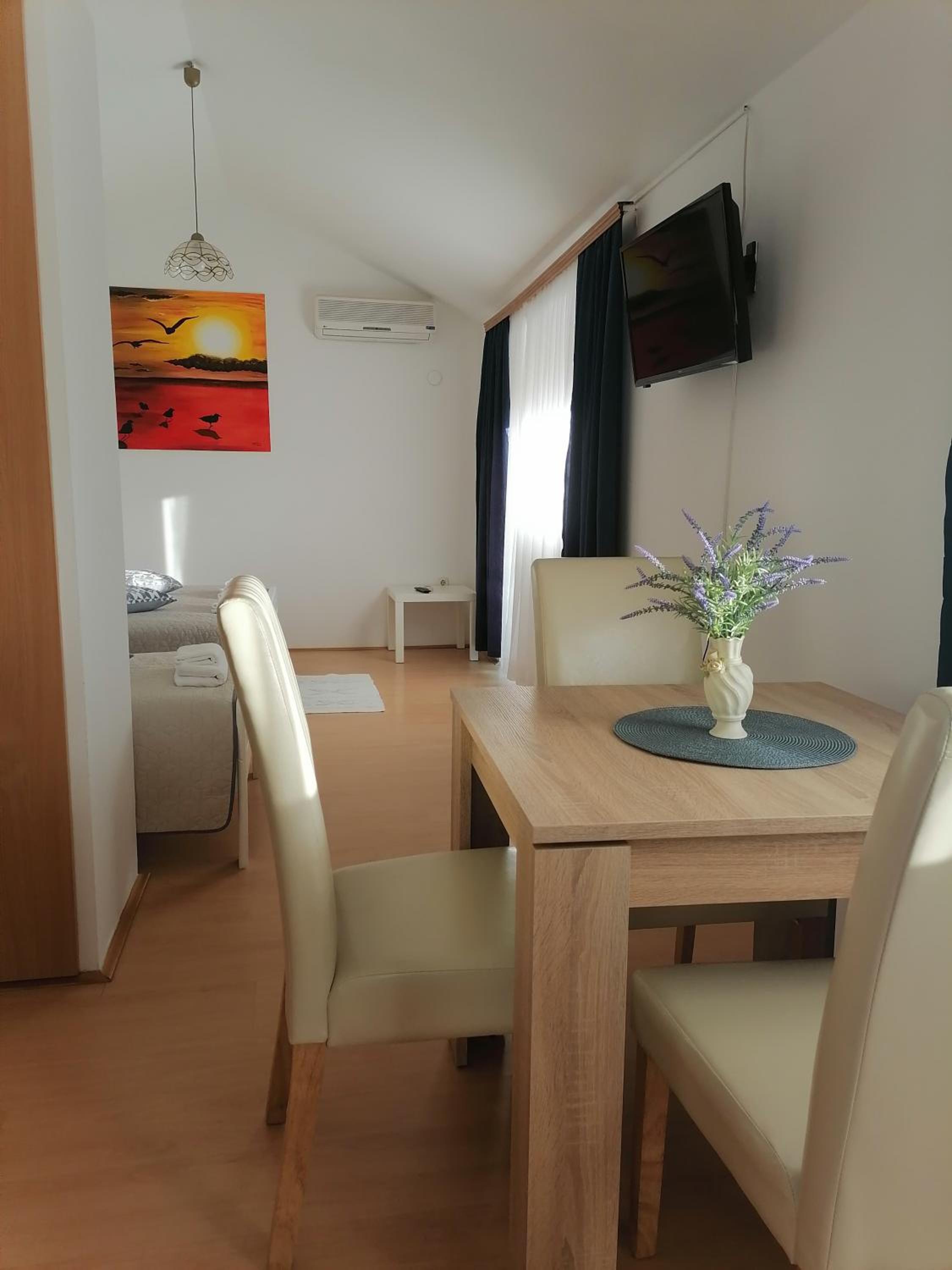 Studio Apartment - Photo 15
