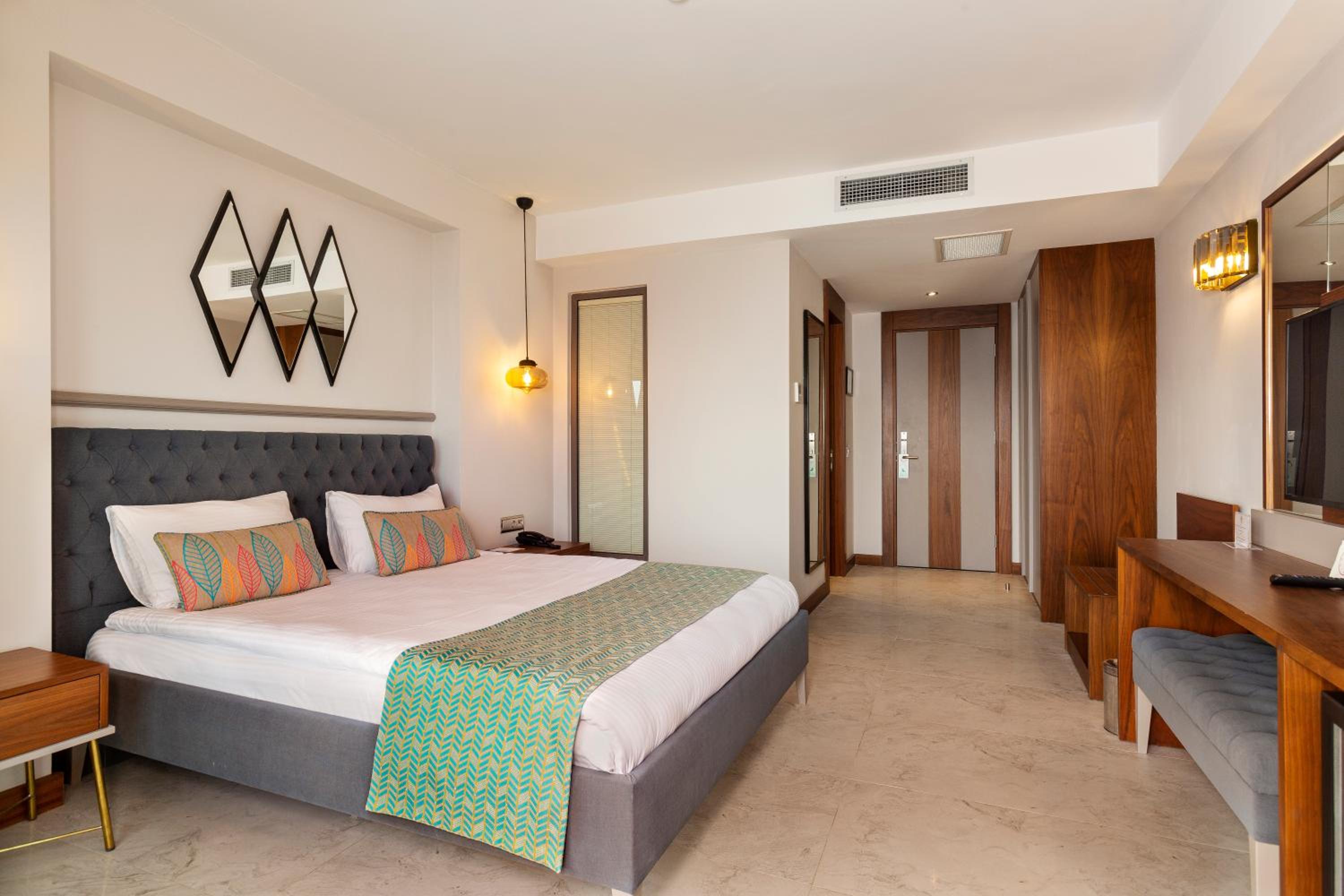 Double Room with Pool View - Photo 6